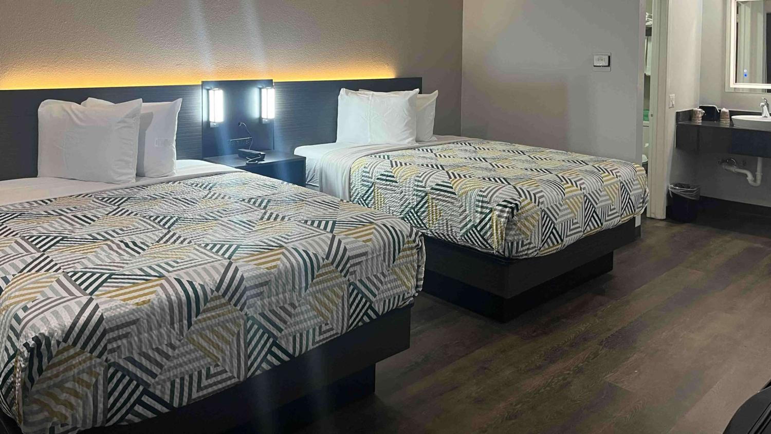 Queen Room with Two Queen Beds - Non-Smoking photo 1