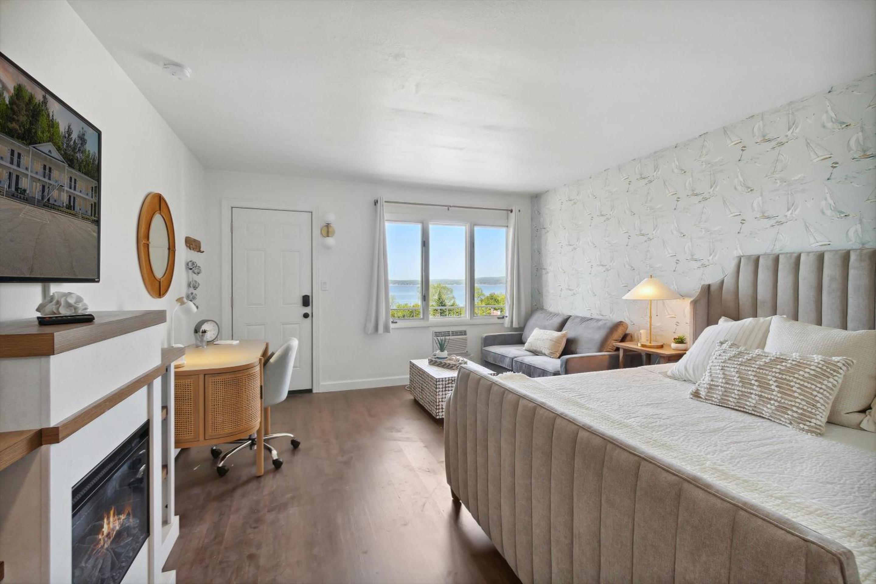 Deluxe King Suite