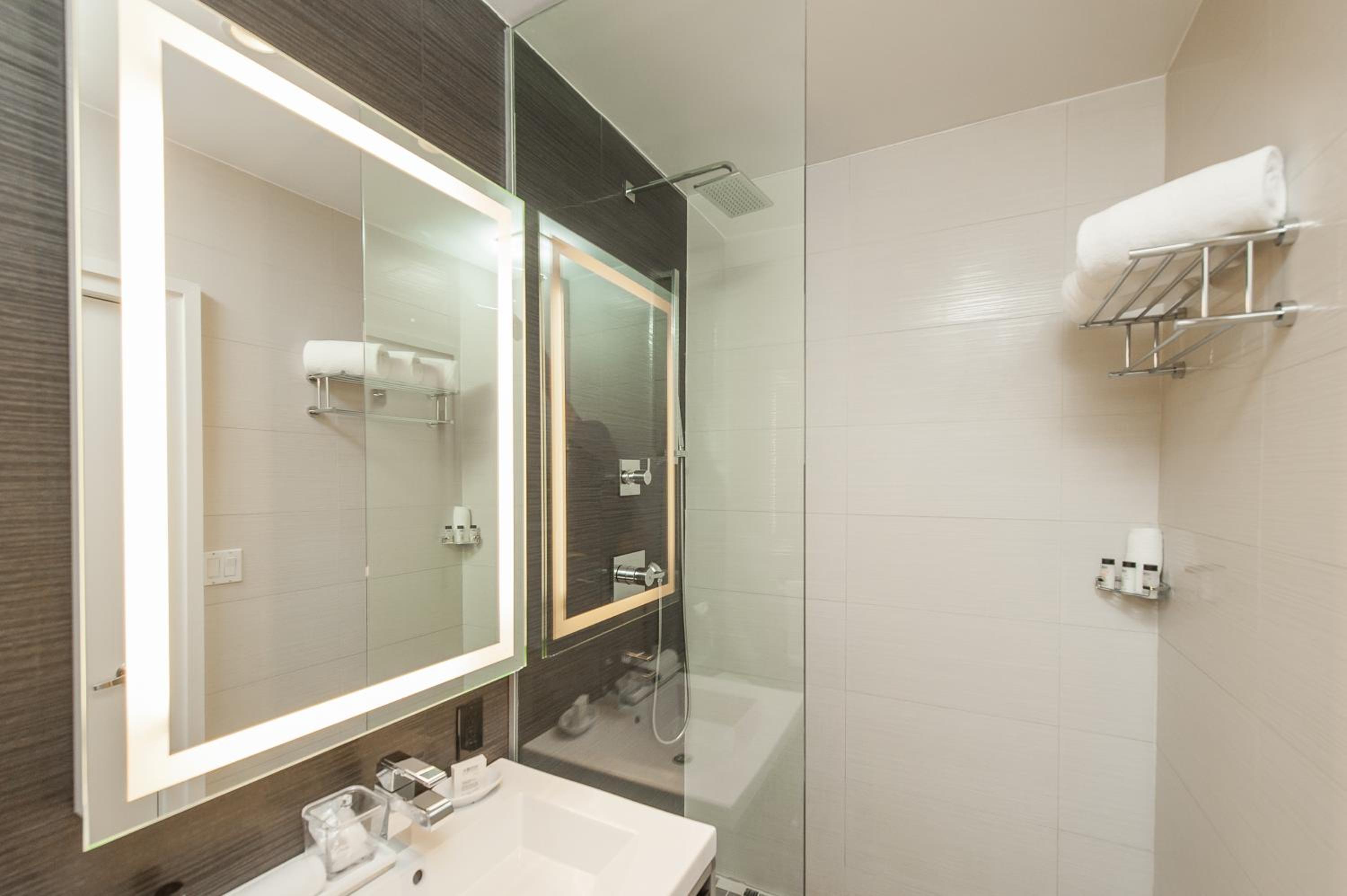 Deluxe King Room - Photo 3