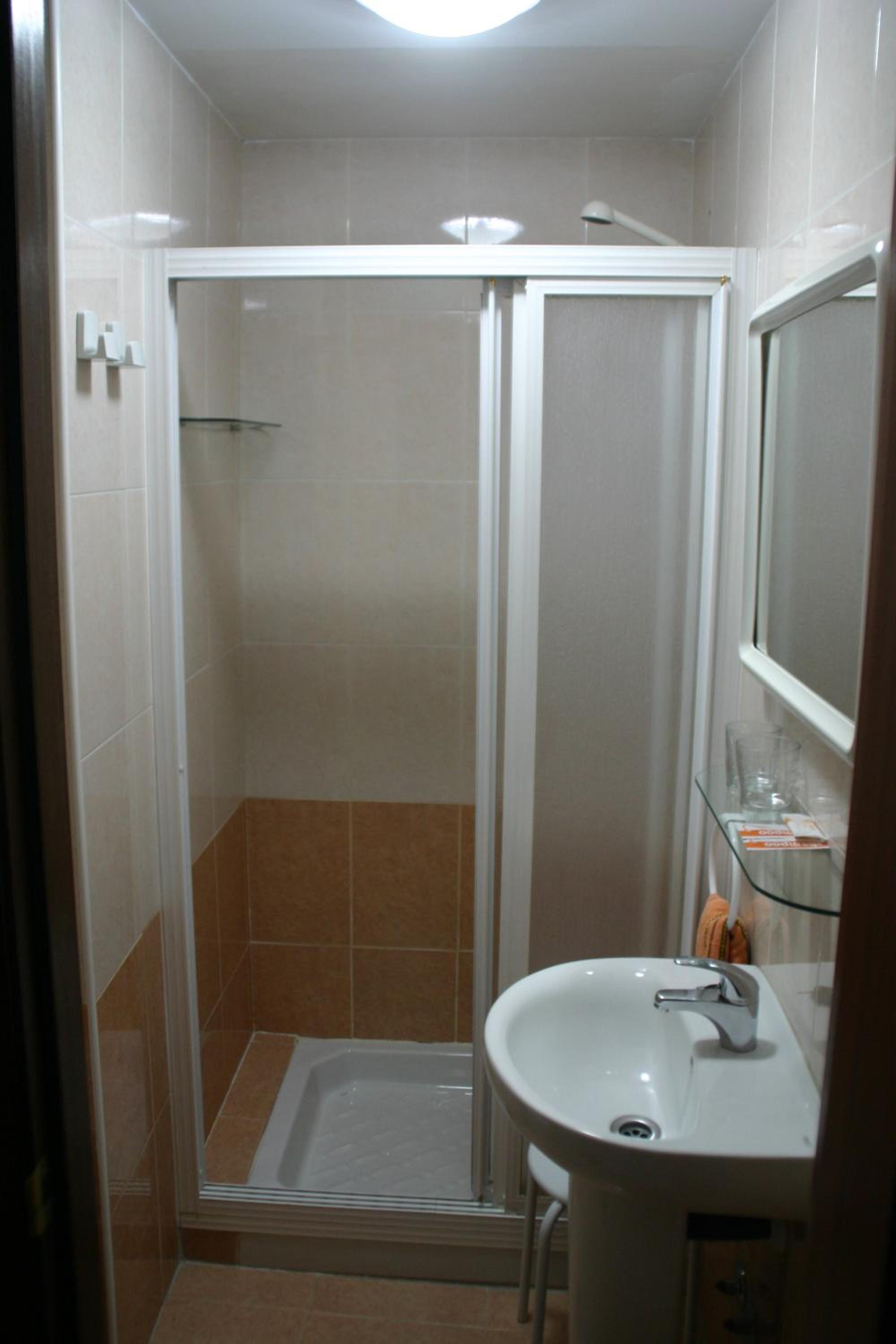 Economy Twin Room photo 3