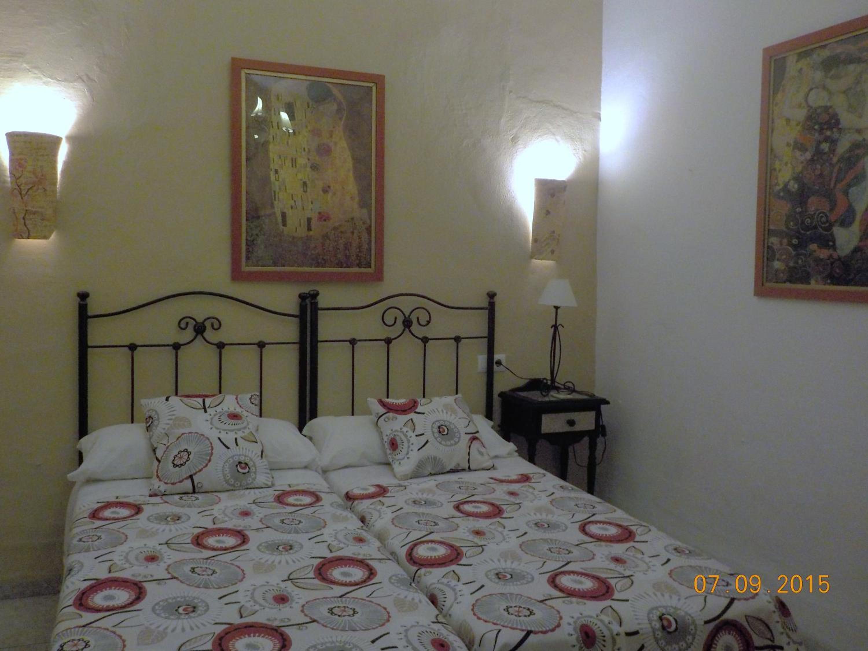 Economy Twin Room photo 2