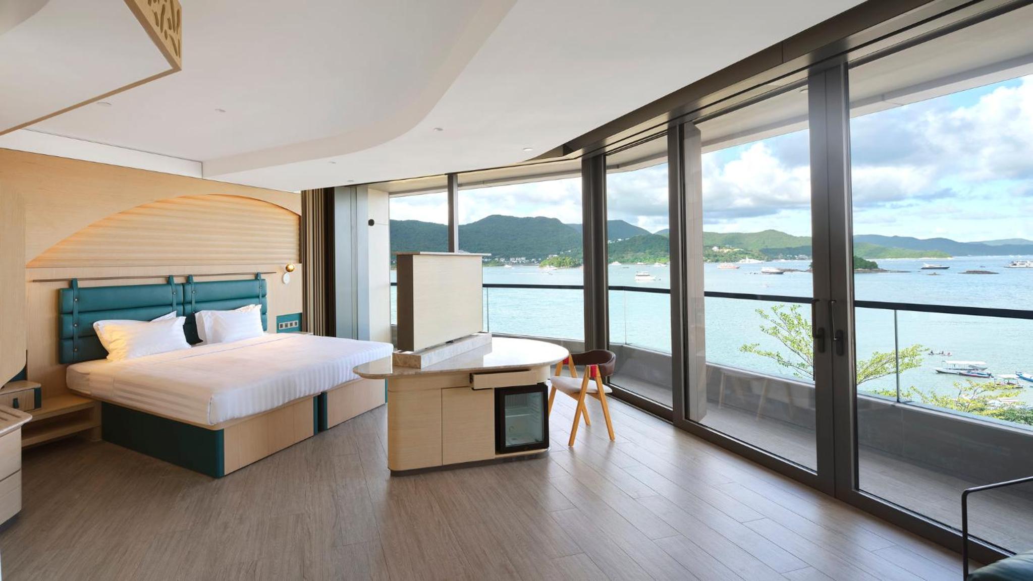 1 King Suite Sea View Balcony