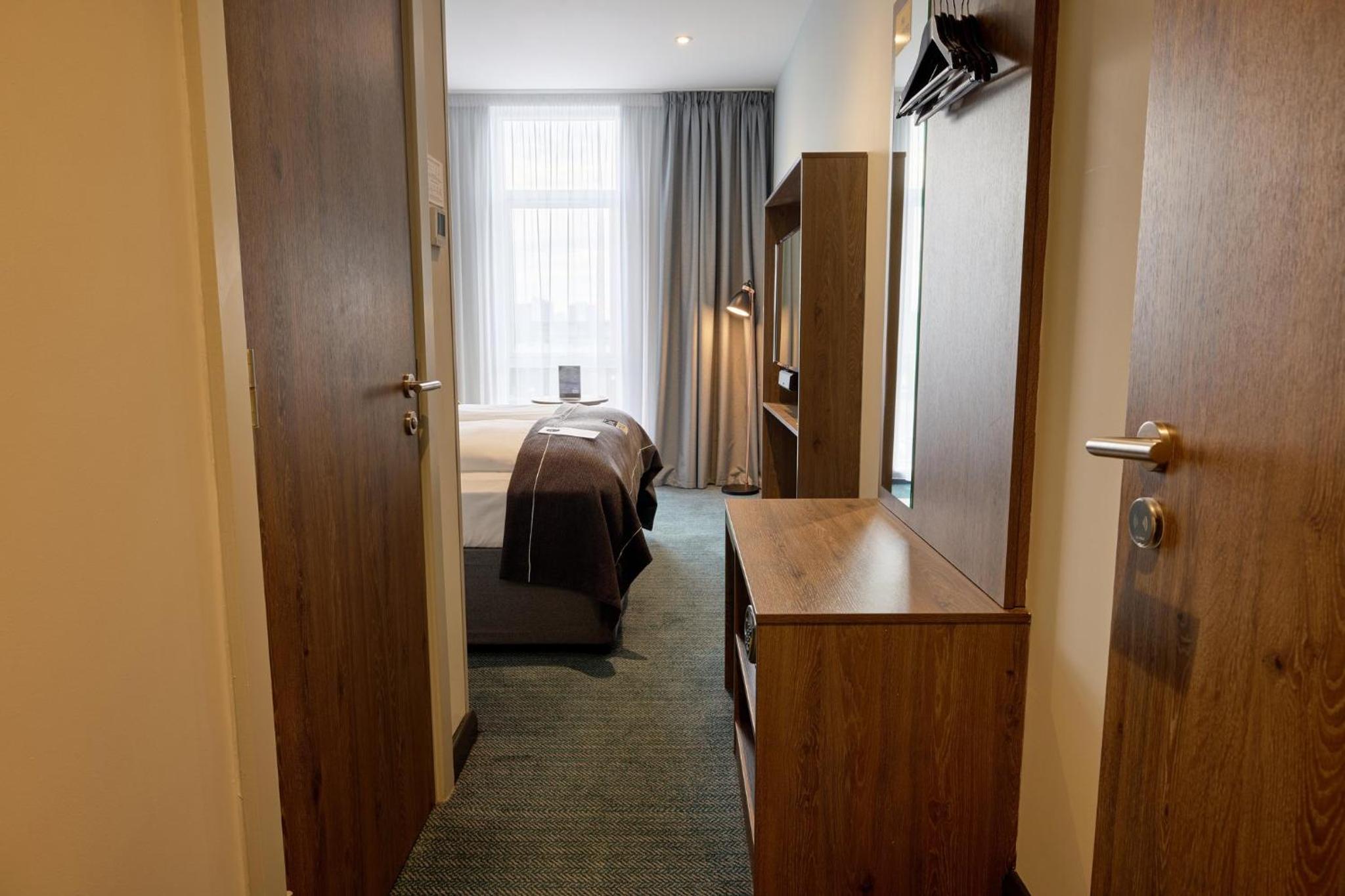 Standard Queen Room - Photo 13