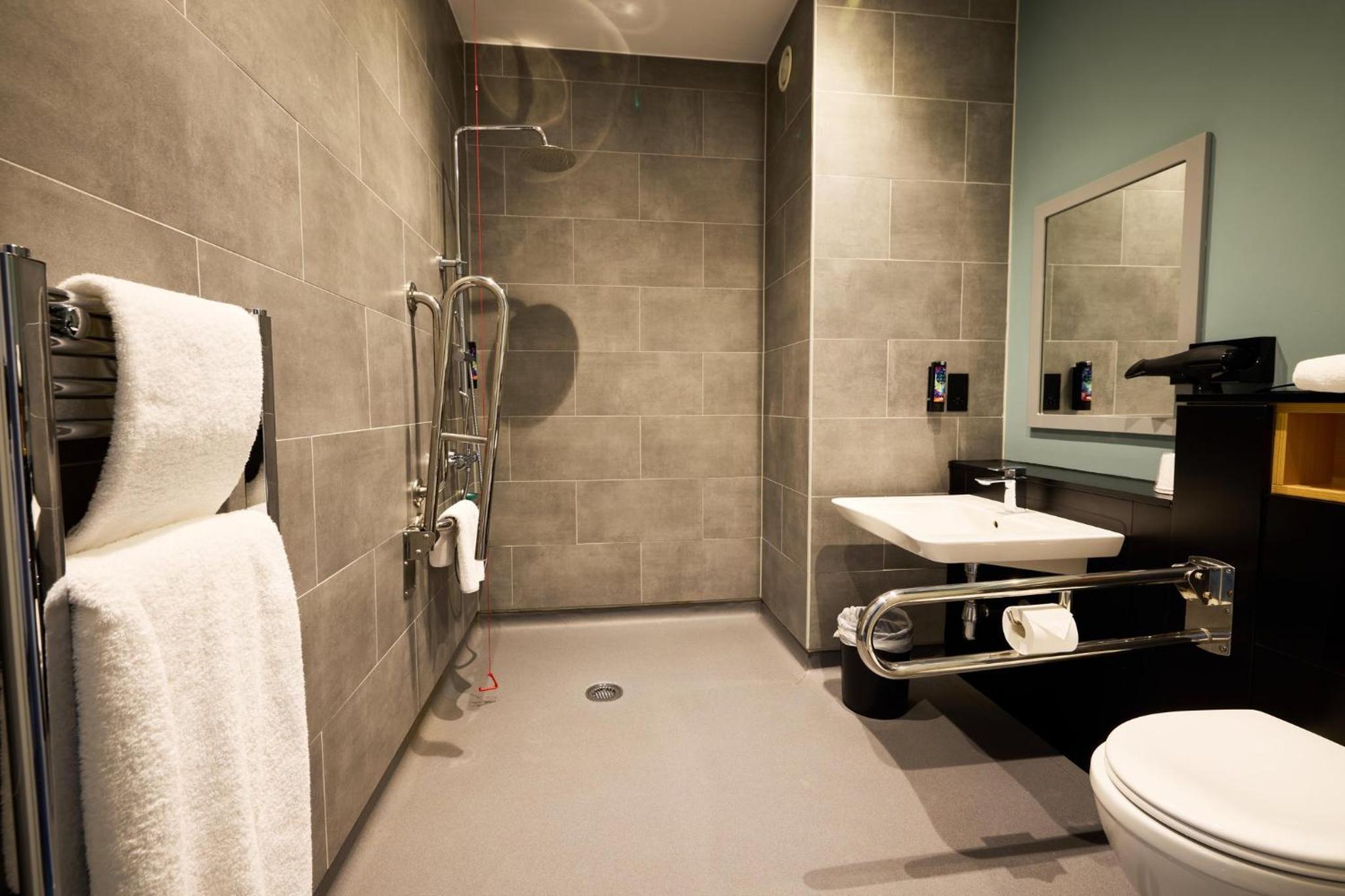 Standard Queen Room - Accessible photo 2