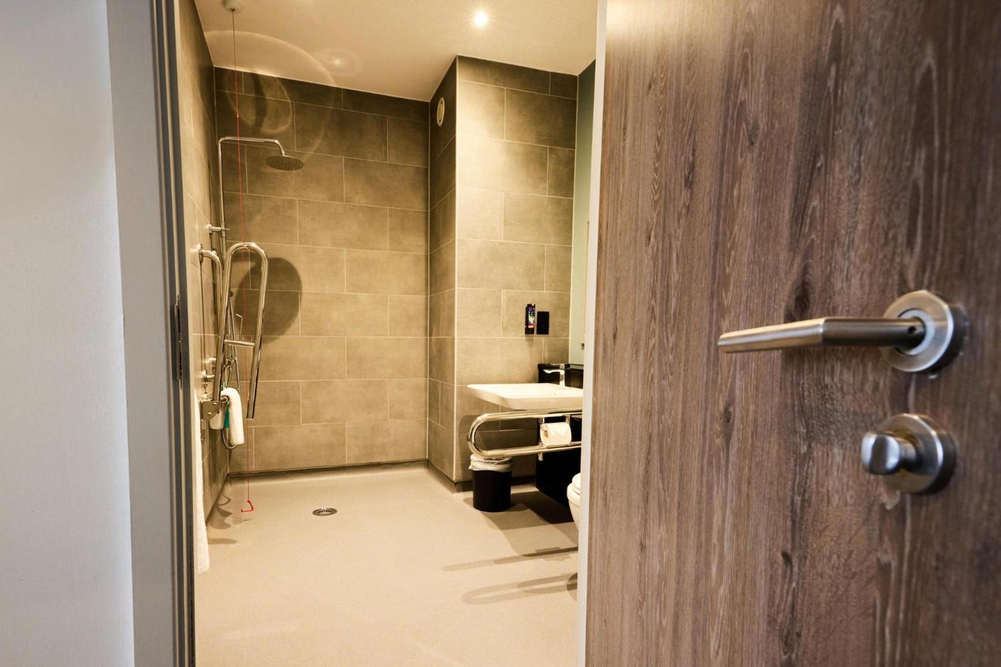 Standard Queen Room - Accessible photo 3