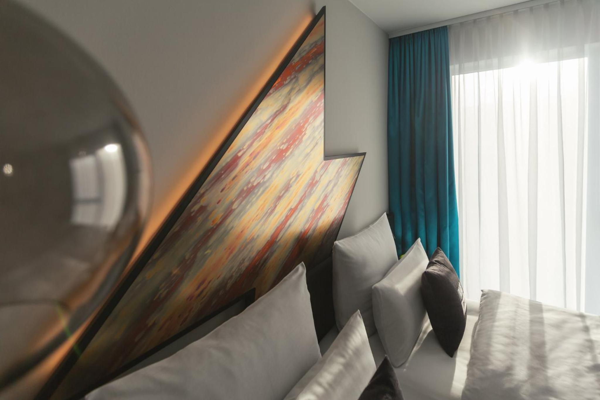 Premium Queen room with single sofa bed photo 2