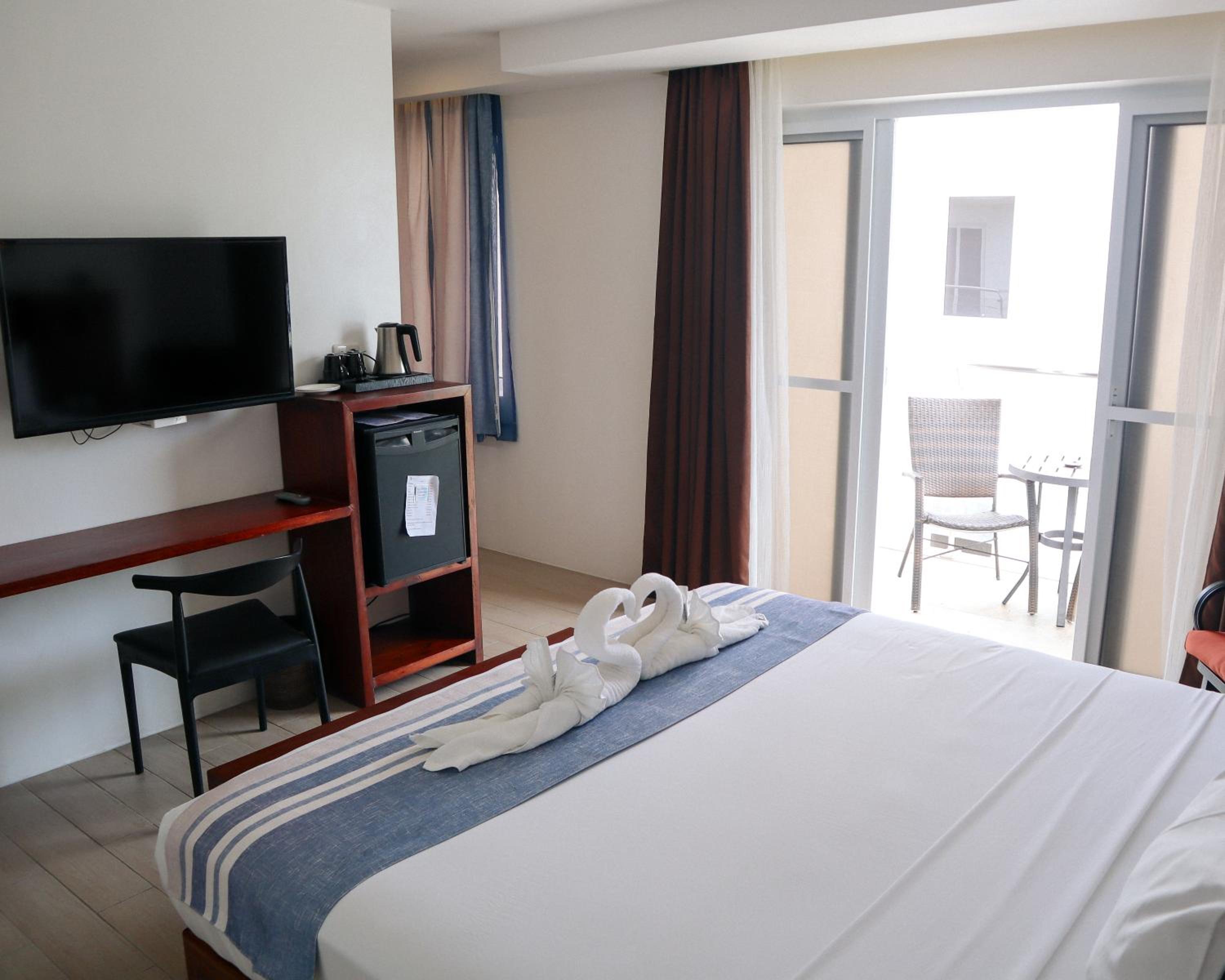 King Room with Balcony - Photo 3