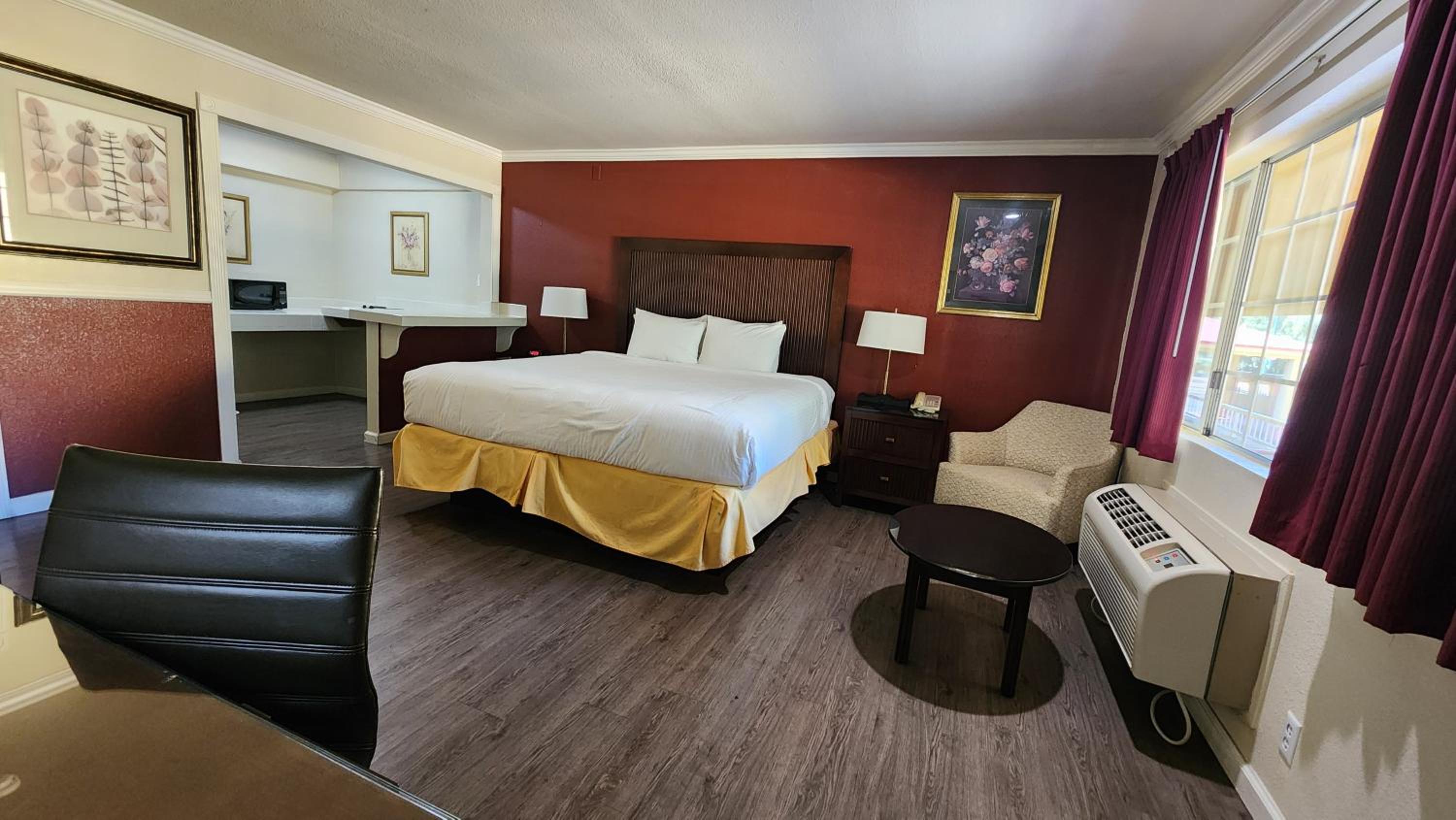 King Suite -  Non-Smoking - Photo 4