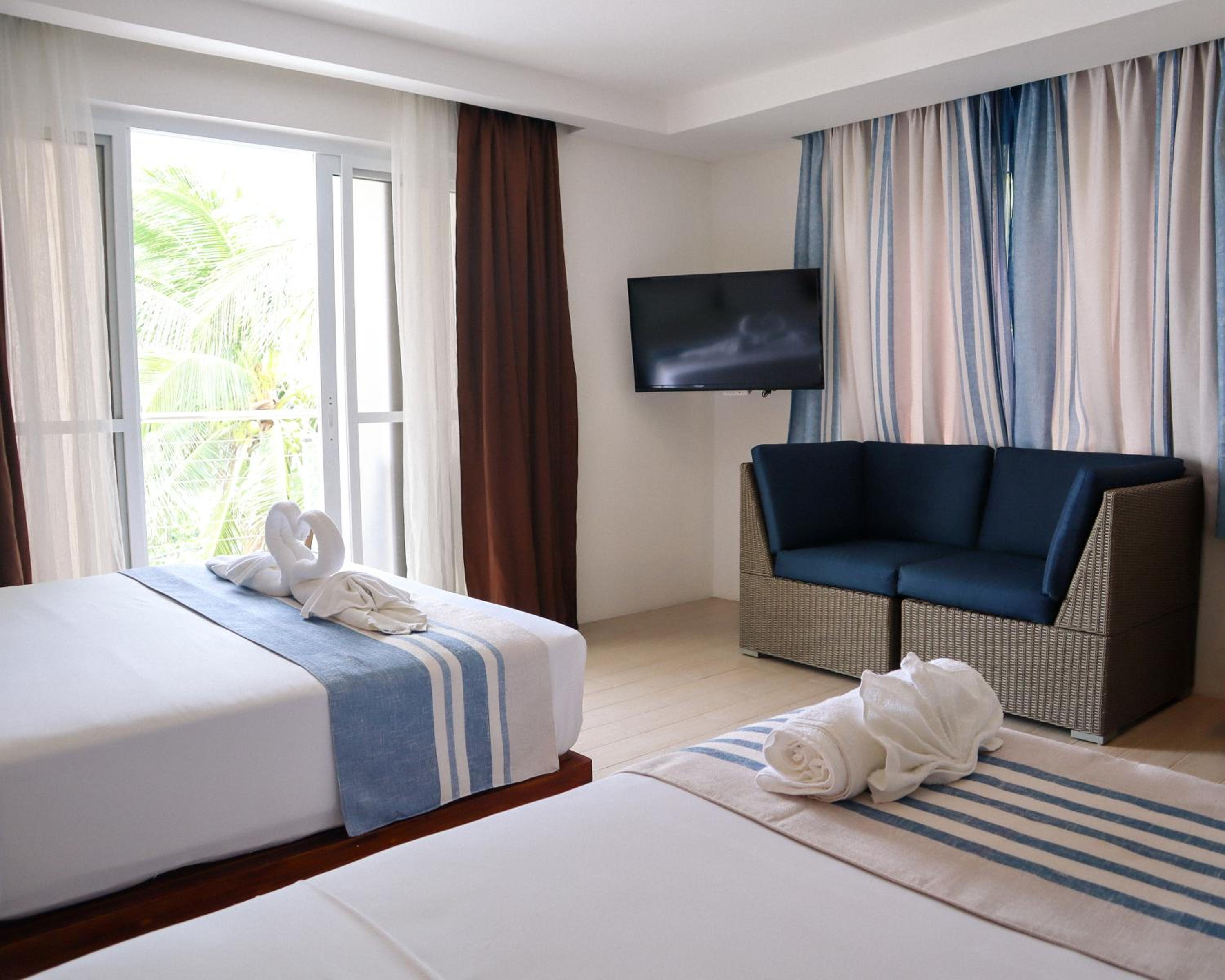 Family Room with Sea View - Photo 3