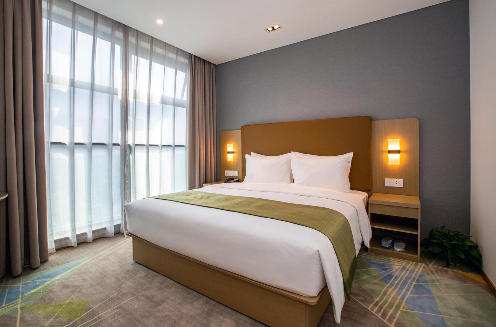 Standard King Room with Extra Space - Photo 7