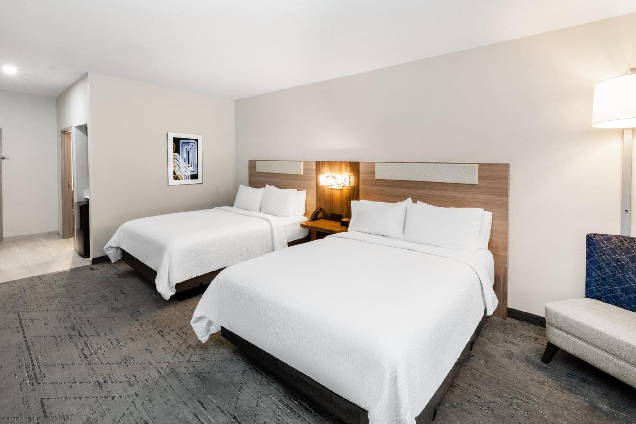 Standard Room with Two Queen Beds - Photo 4