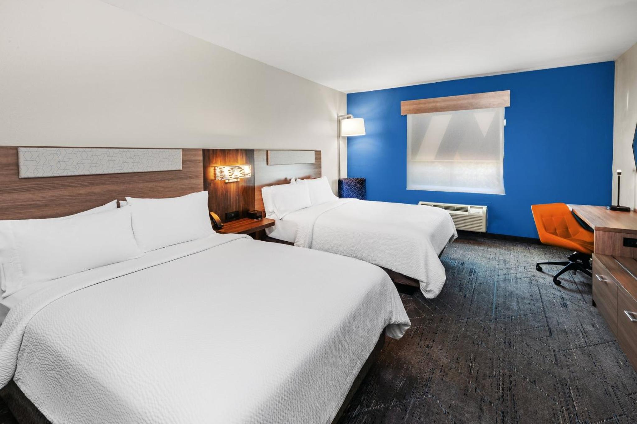 Standard Room with Two Queen Beds - Photo 5