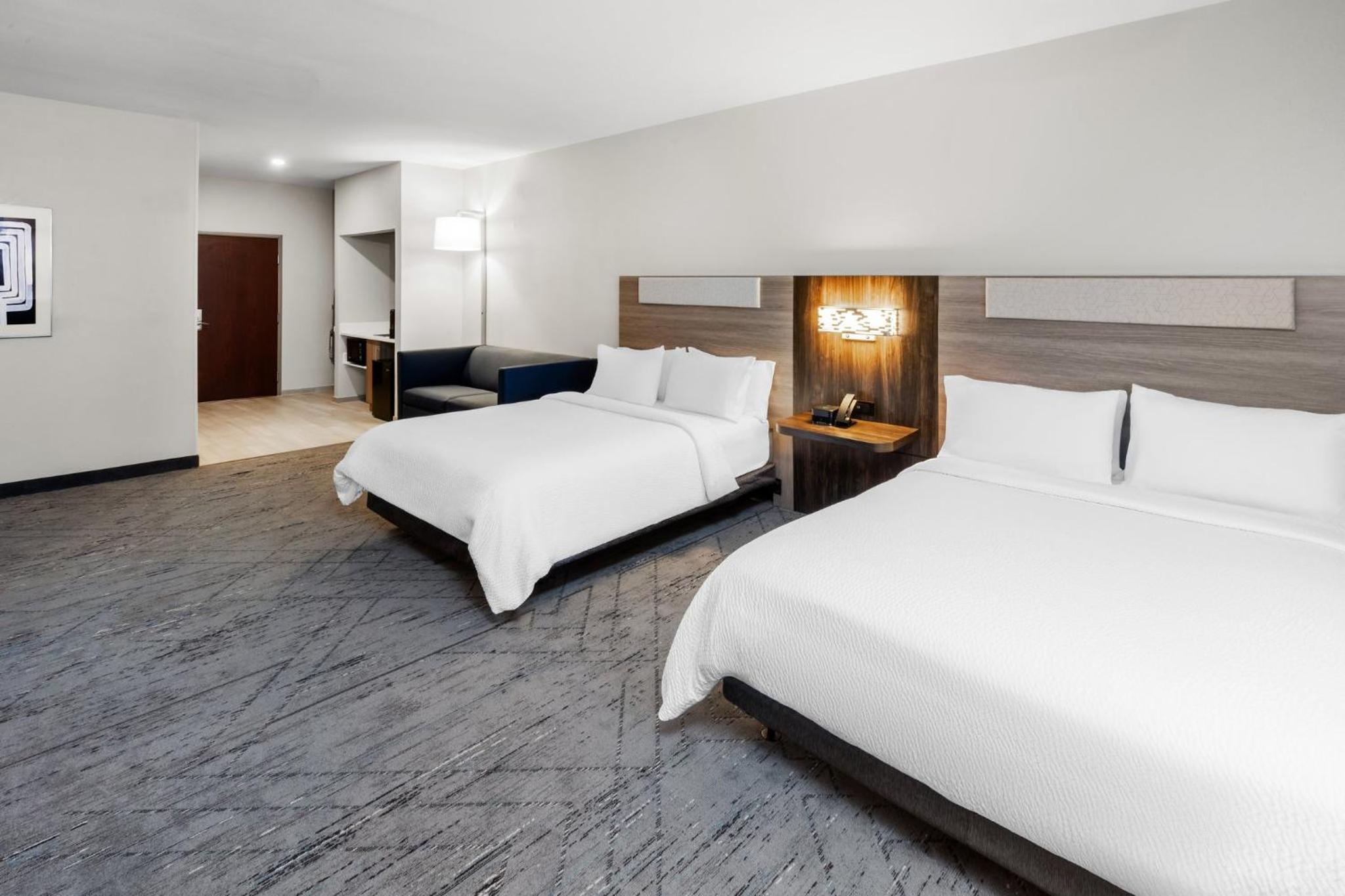 Queen Suite with Two Queen Beds and Sofa Bed - Photo 5
