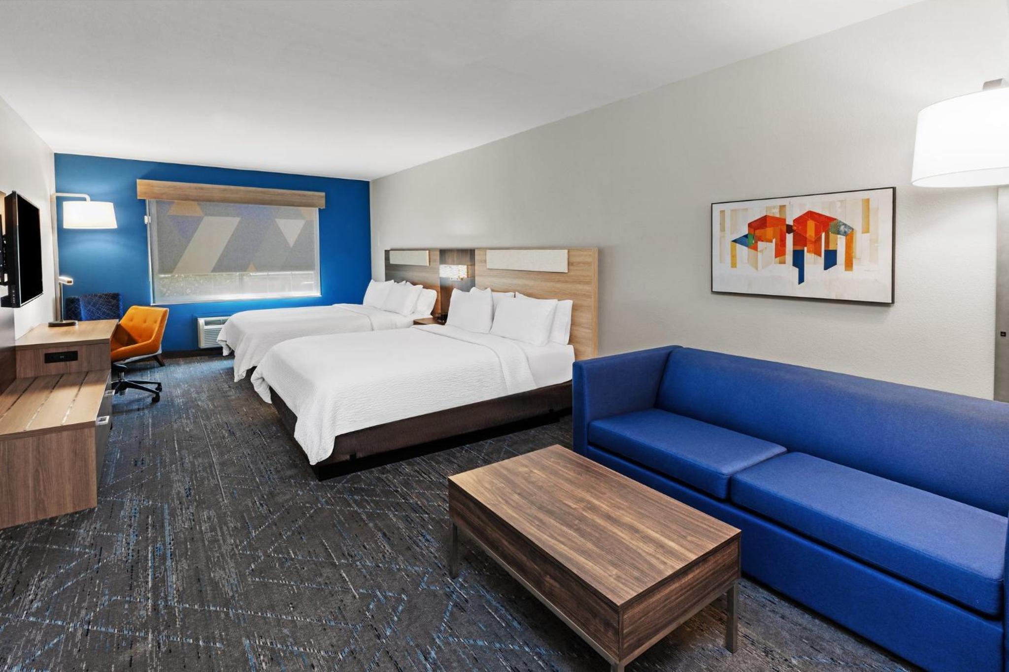 Queen Suite with Two Queen Beds Hearing Accessible Bathtub - Non-Smoking - Photo 2