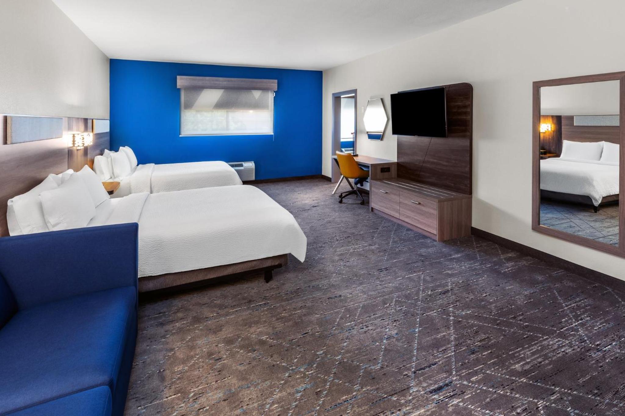 Queen Suite with Two Queen Beds and Sofa Bed - Photo 6