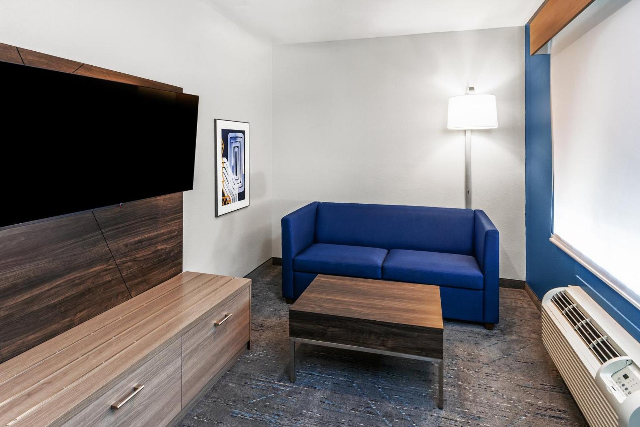 Queen Suite with Two Queen Beds - Office Area - Photo 6