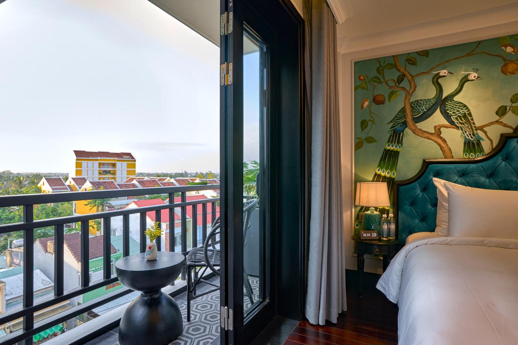 Connecting Suite With Balcony - Photo 2