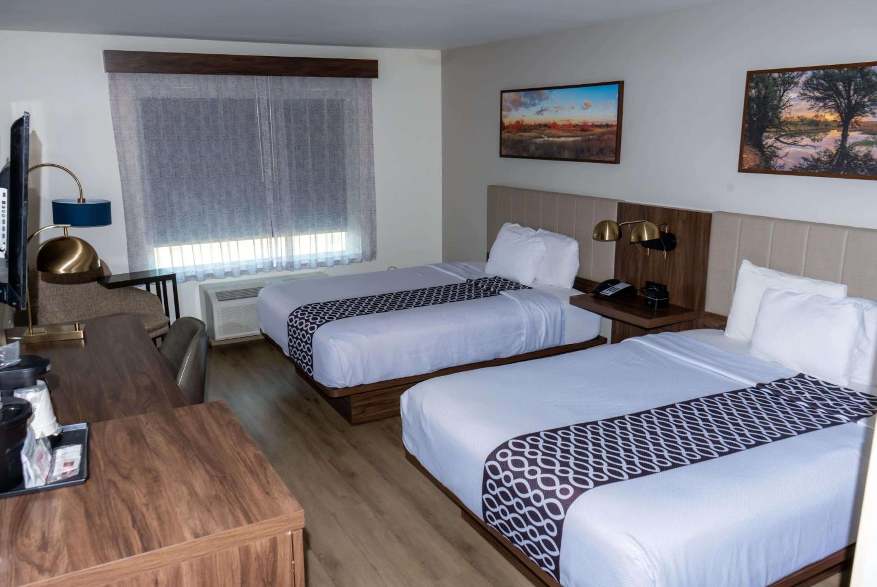 Queen Room with Two Queen Beds photo 1