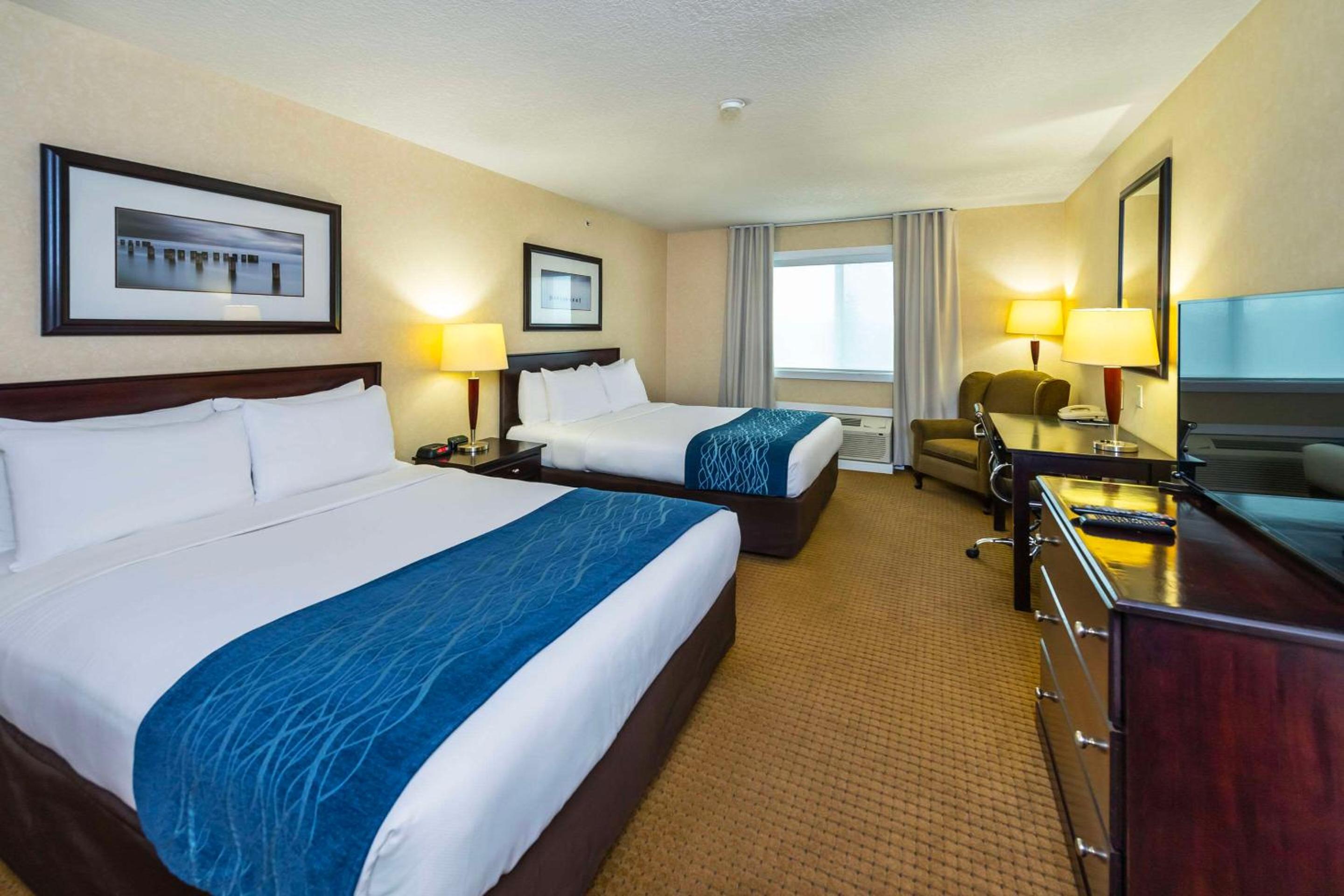Queen Room with Two Queen Beds - Non-Smoking - Photo 1
