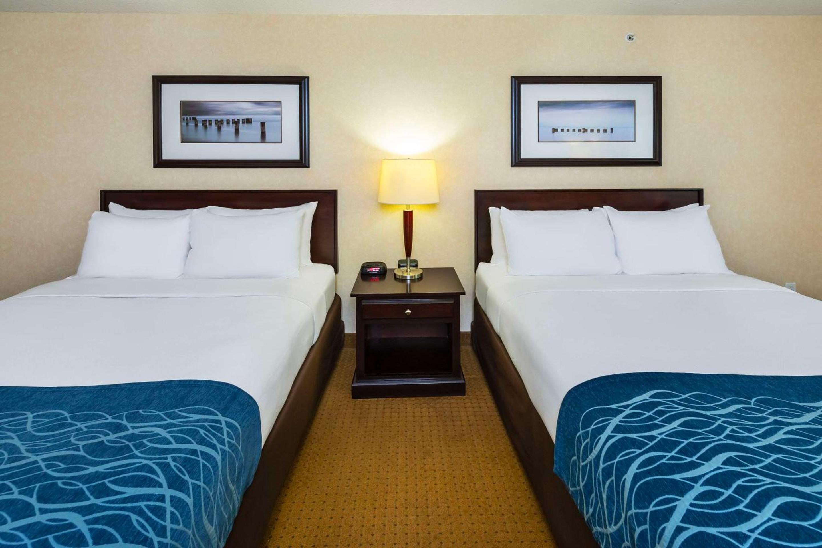 Queen Room with Two Queen Beds - Non-Smoking - Photo 7