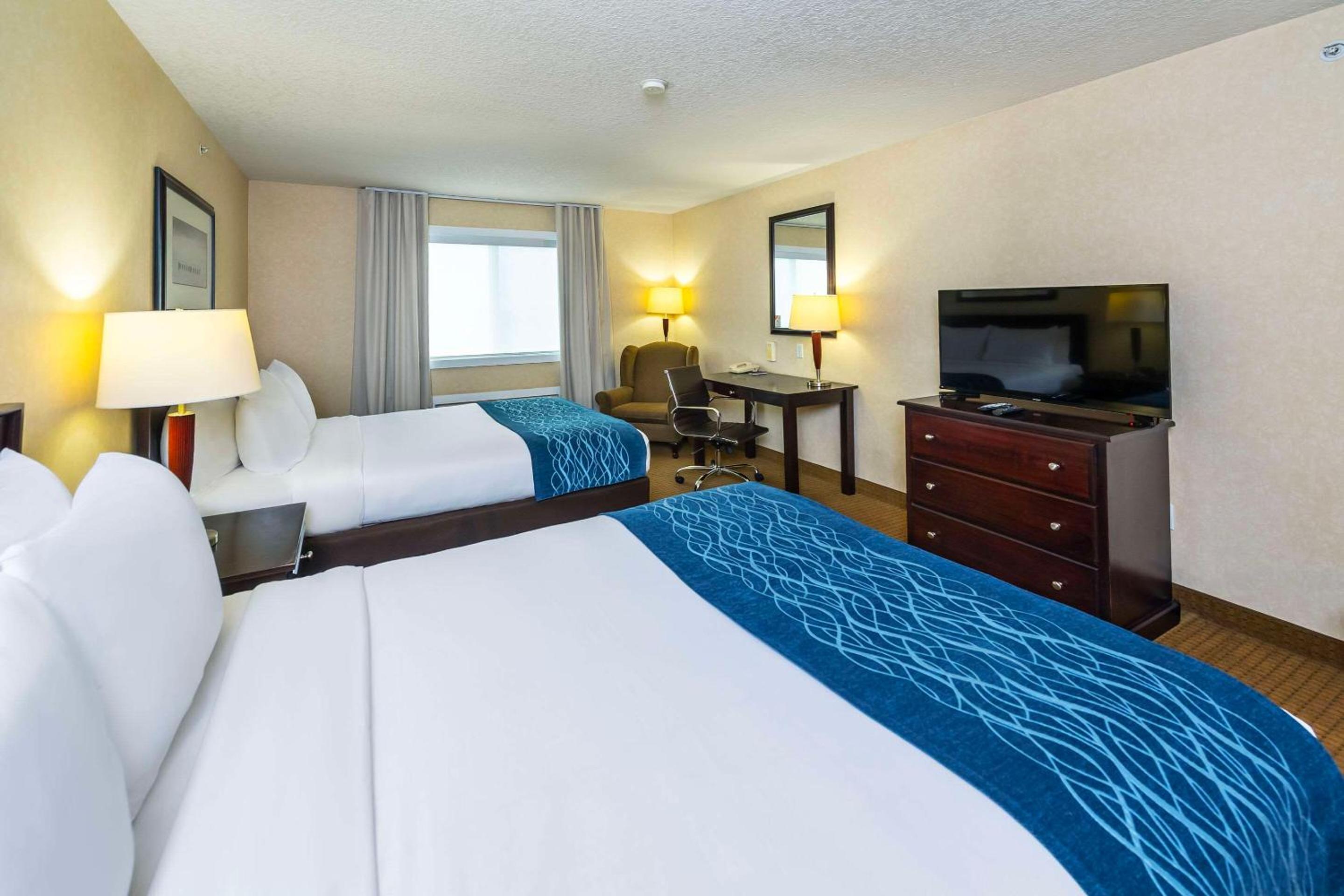Queen Room with Two Queen Beds - Non-Smoking - Photo 2