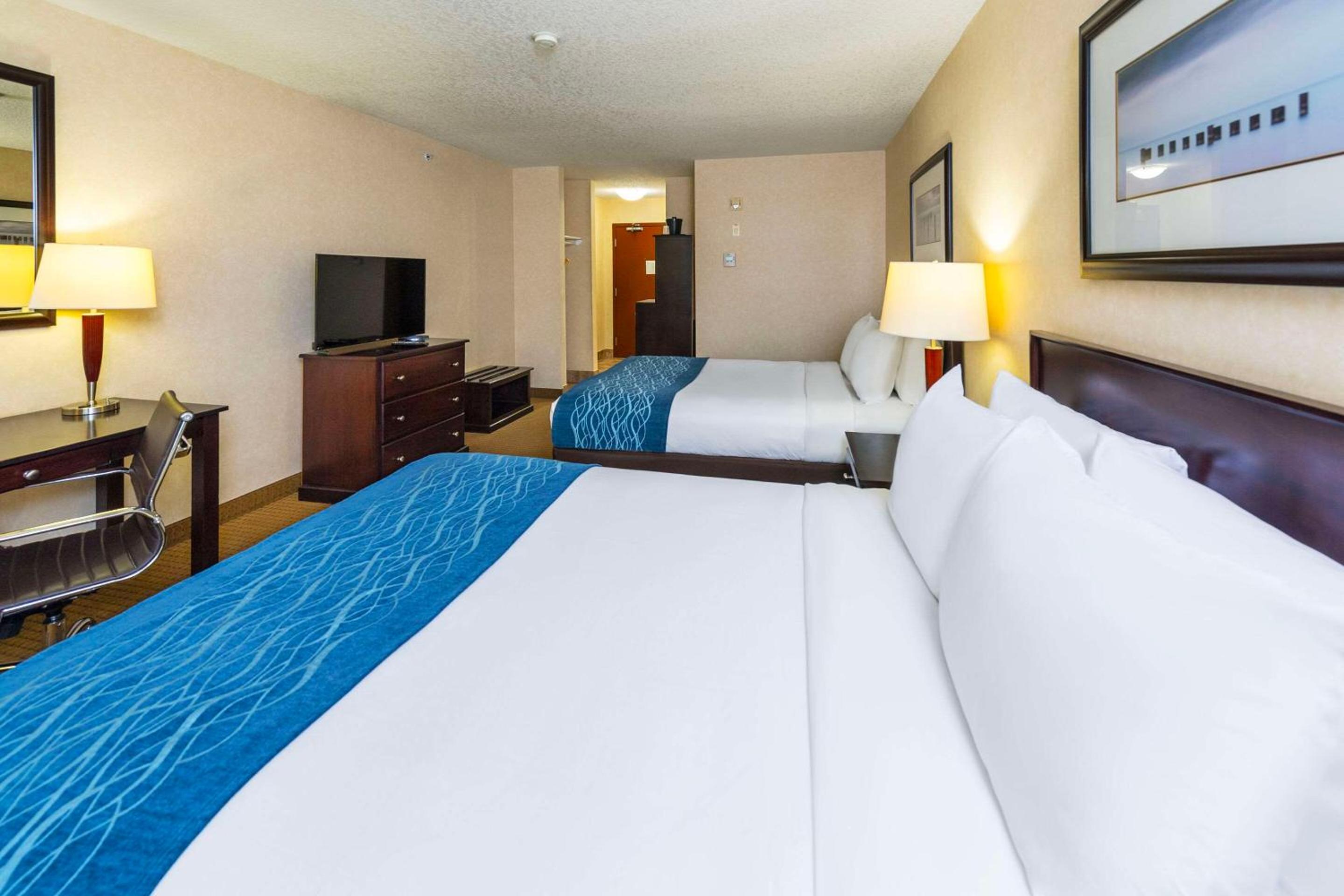 Queen Room with Two Queen Beds - Non-Smoking - Photo 3