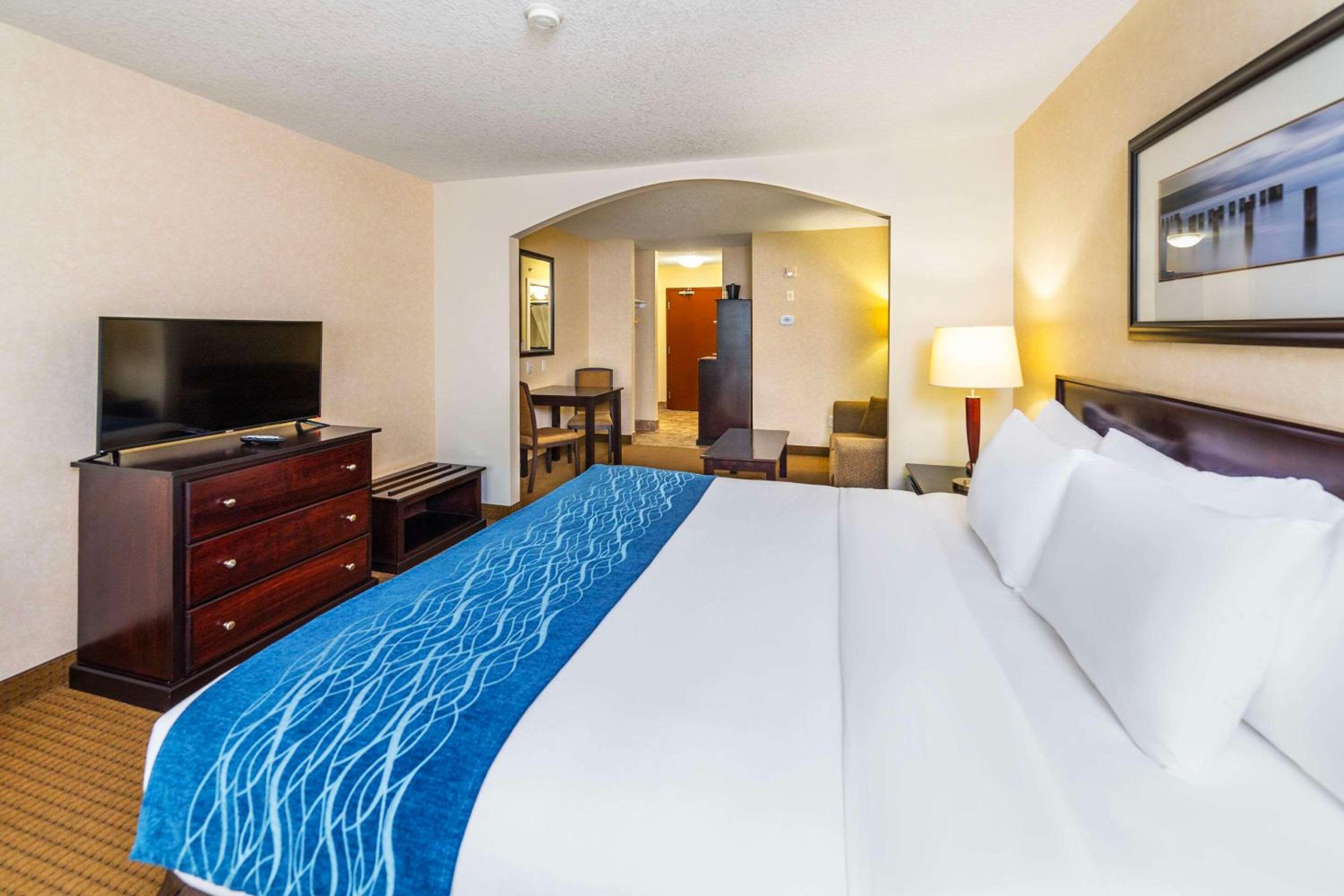 King Suite - Non-Smoking - Photo 2