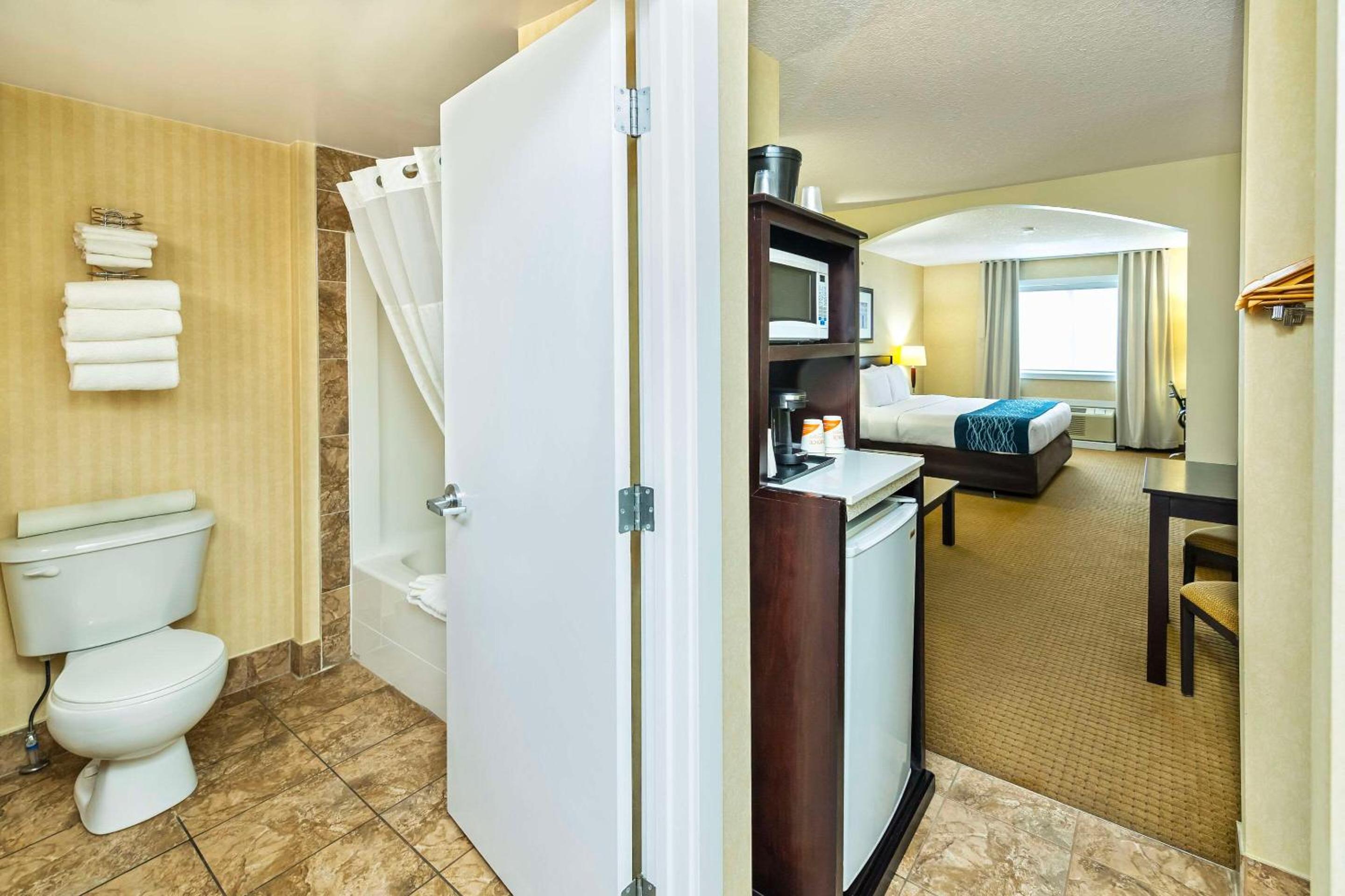 King Suite - Non-Smoking - Photo 3