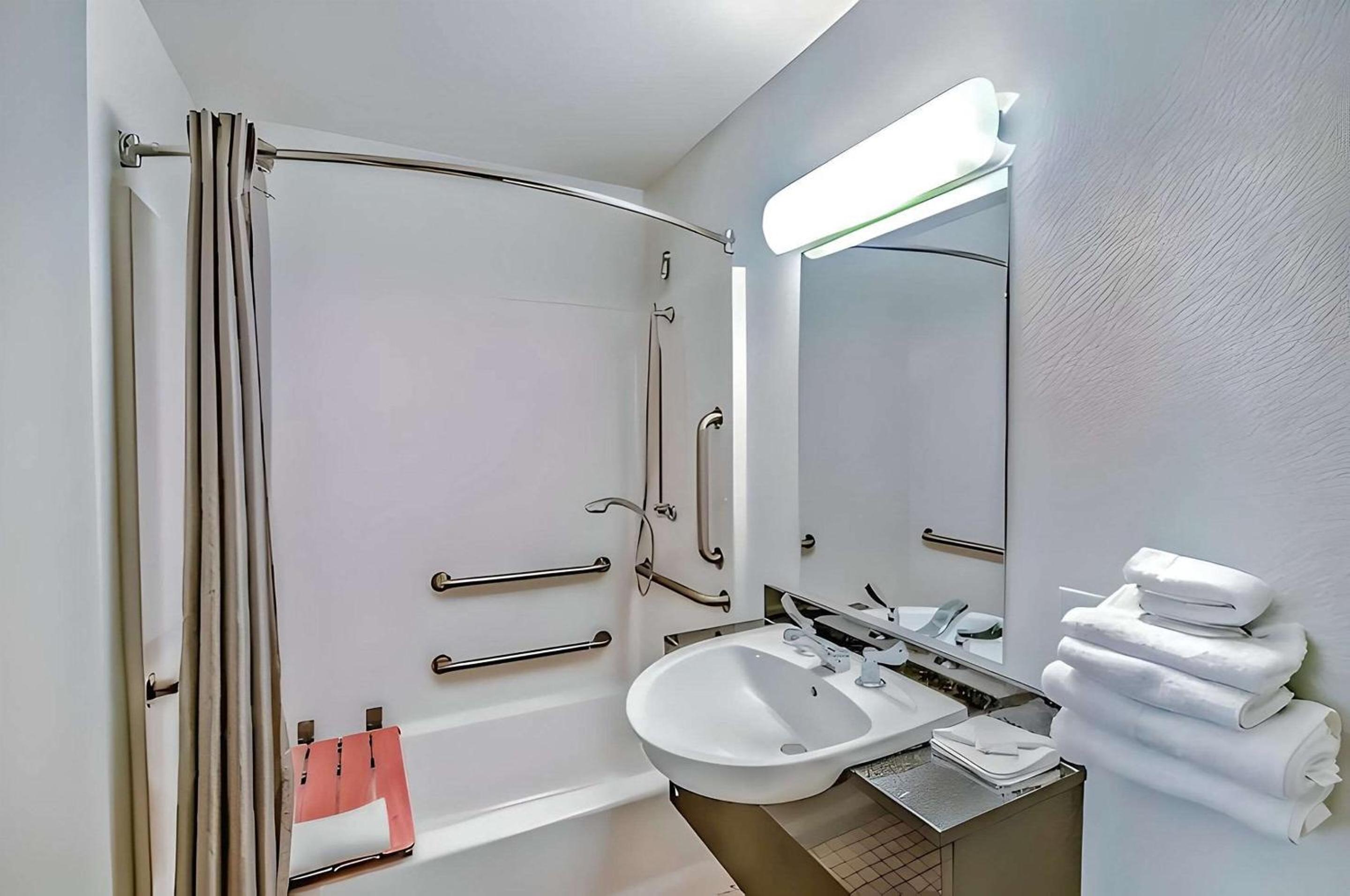 1 Full Bed | Mobility Access RI Shwr, Nsmk photo 2