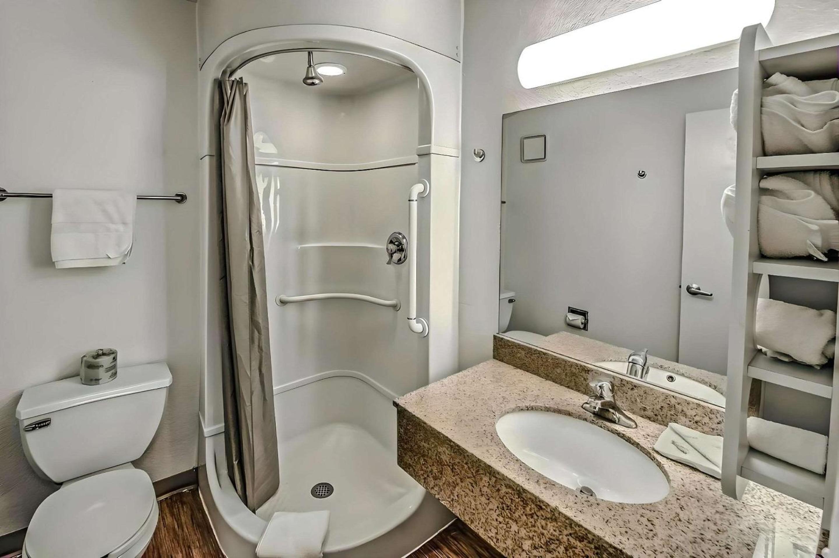 1 Queen Bed | Non-Smoking, Shower photo 1