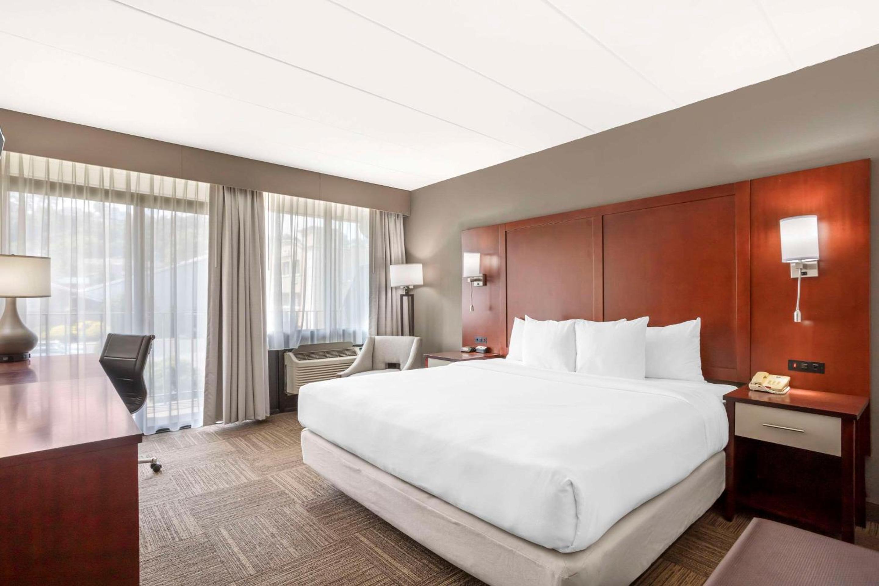 King Room with Balcony - Non-Smoking - Photo 4