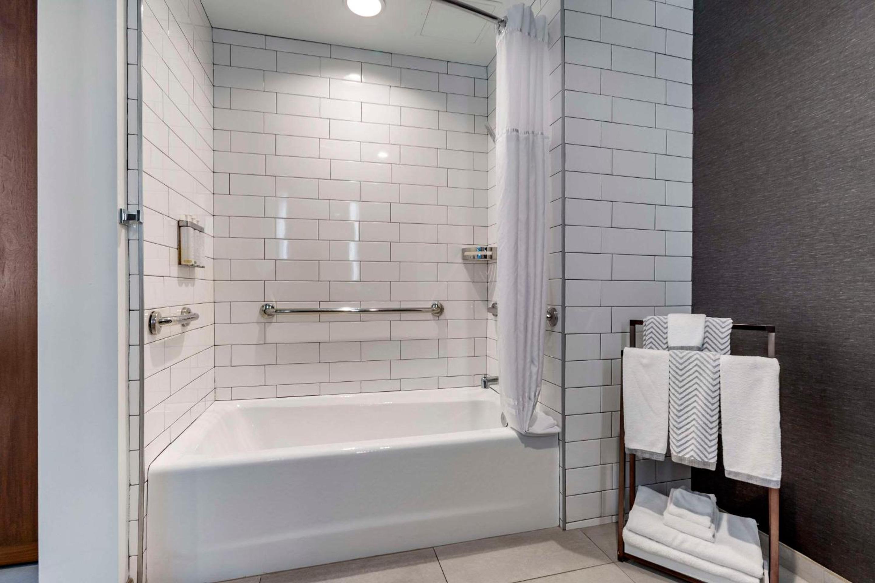 Accessible Suite, 1 King Bed, Tub, Non Smoking
