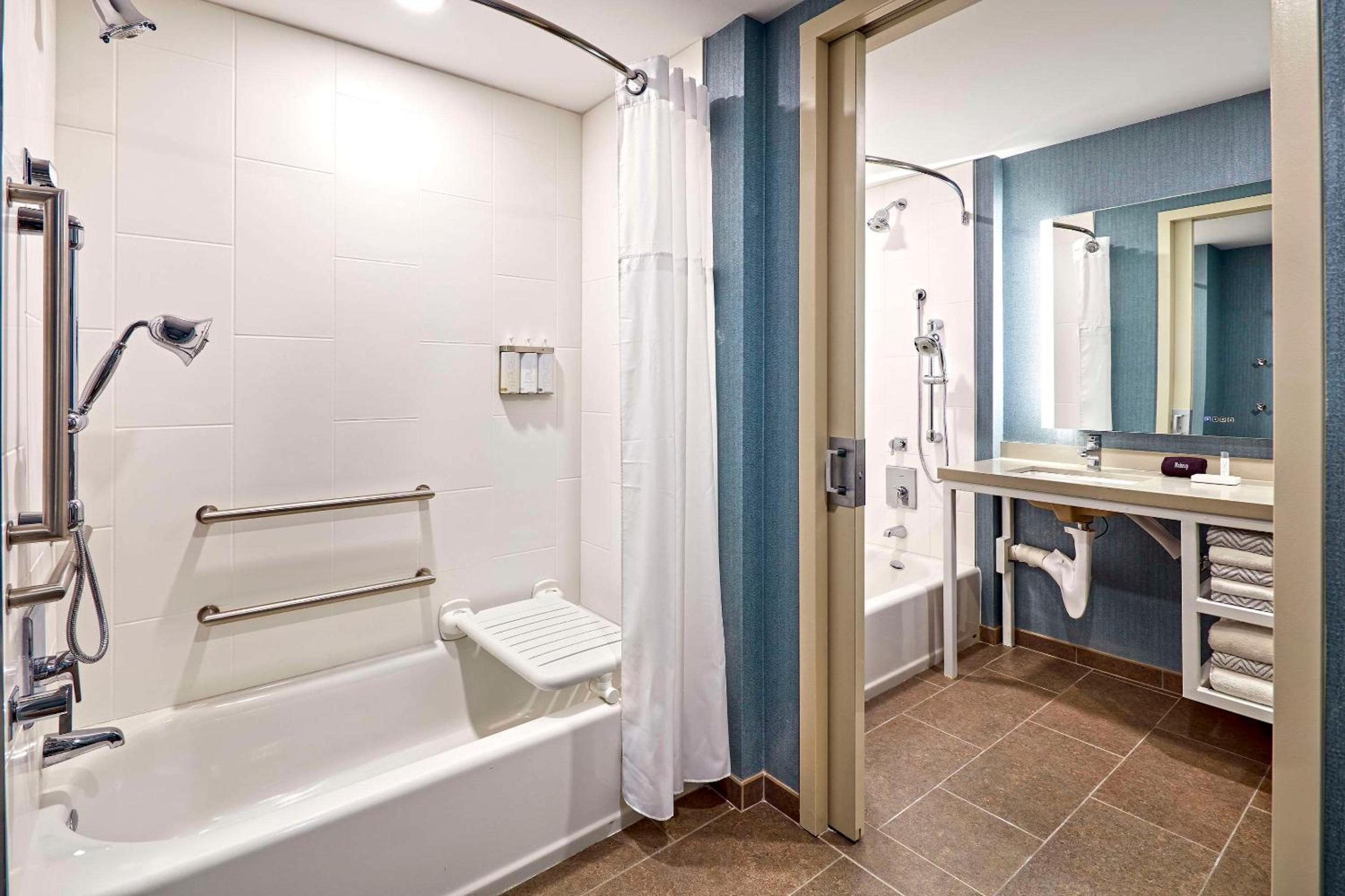 Queen Room with Two Queen Beds - Disability Access - Non Smoking - Photo 2
