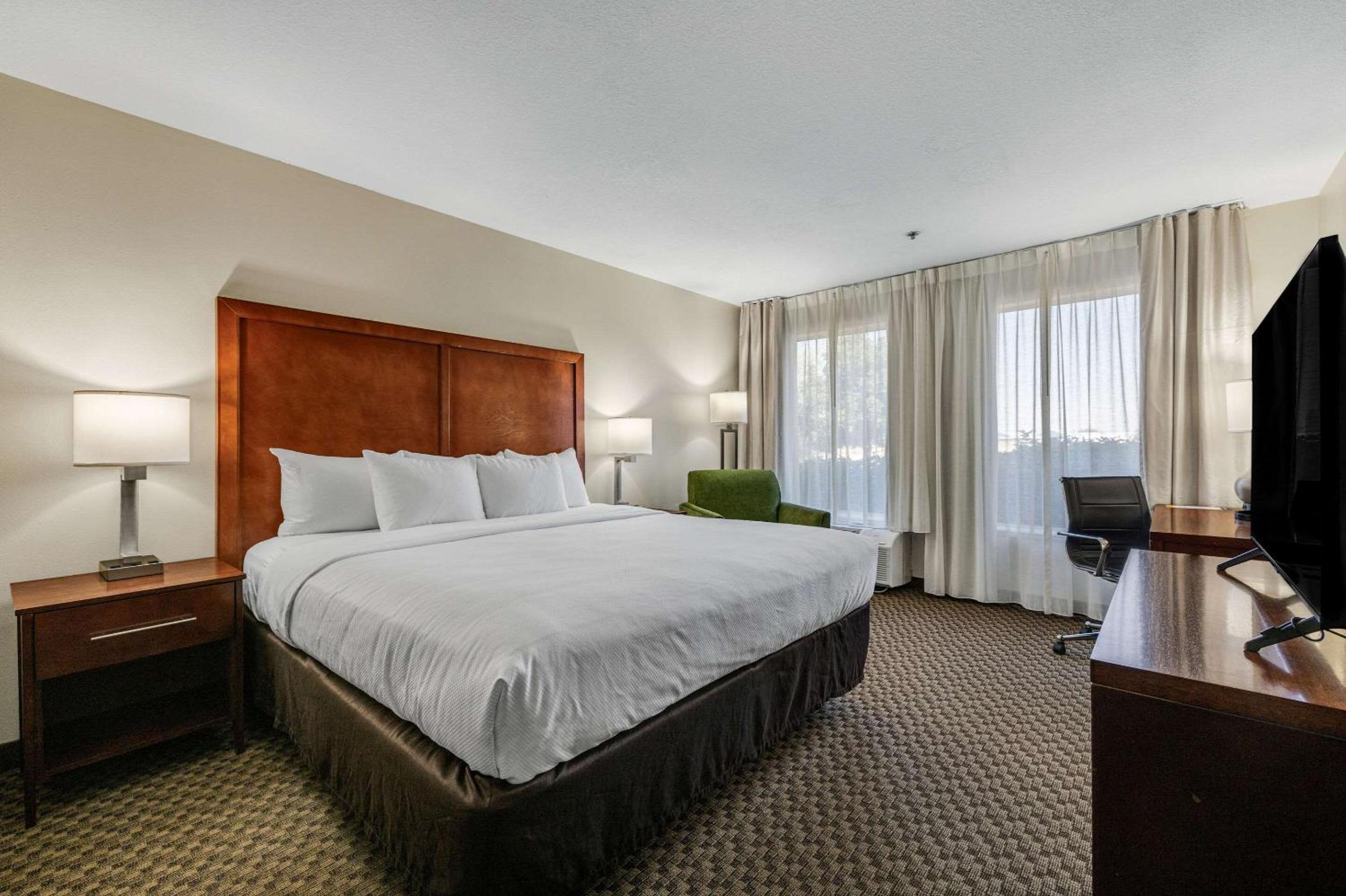 King Room - Non-Smoking - Photo 1