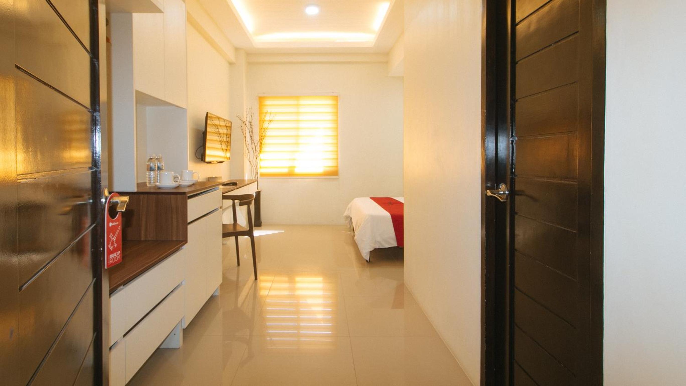 Deluxe Room - Photo 10