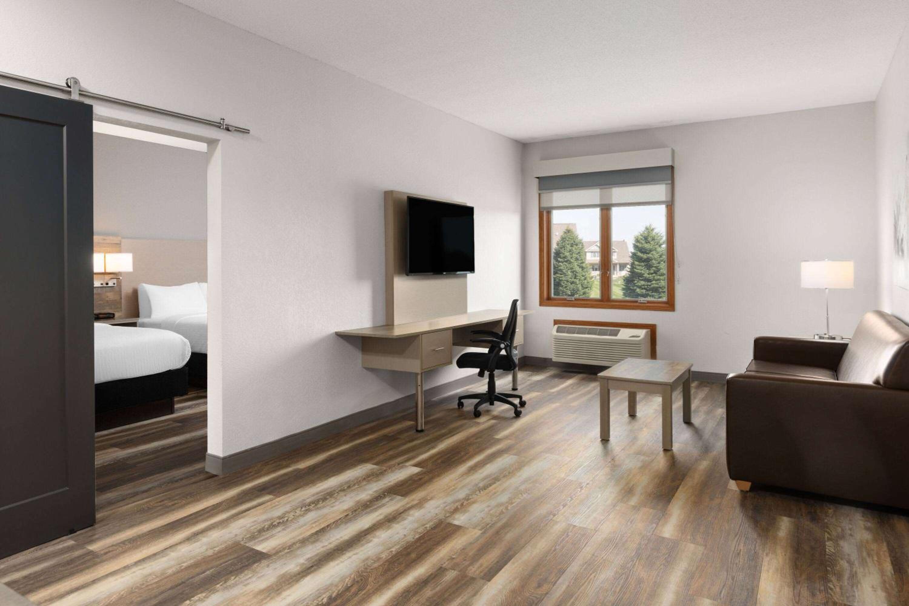 One-Bedroom Queen Efficiency Suite with Two Queen Beds - Non-Smoking - Photo 4