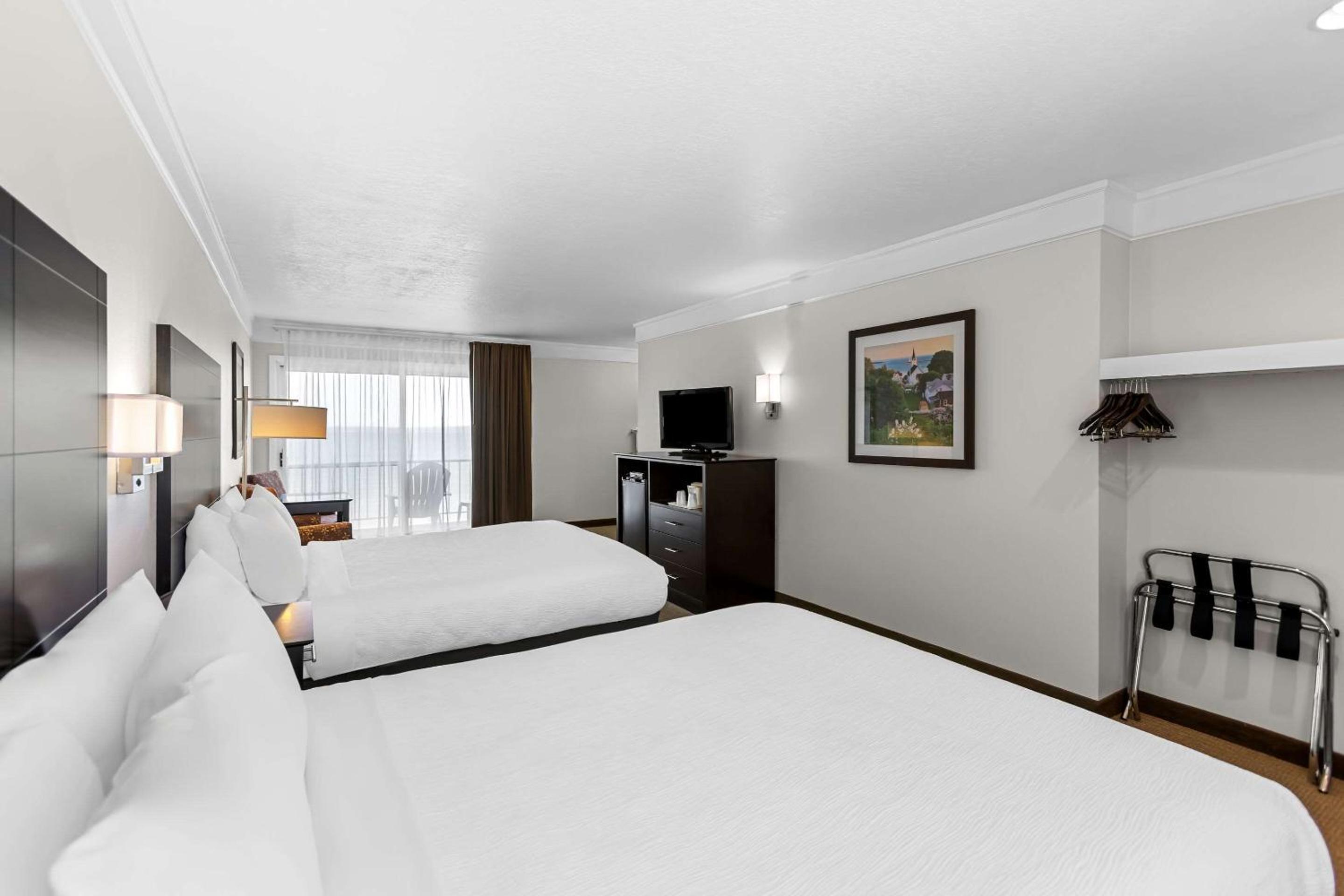 Queen Room with Two Queen Beds - Non-Smoking photo 3