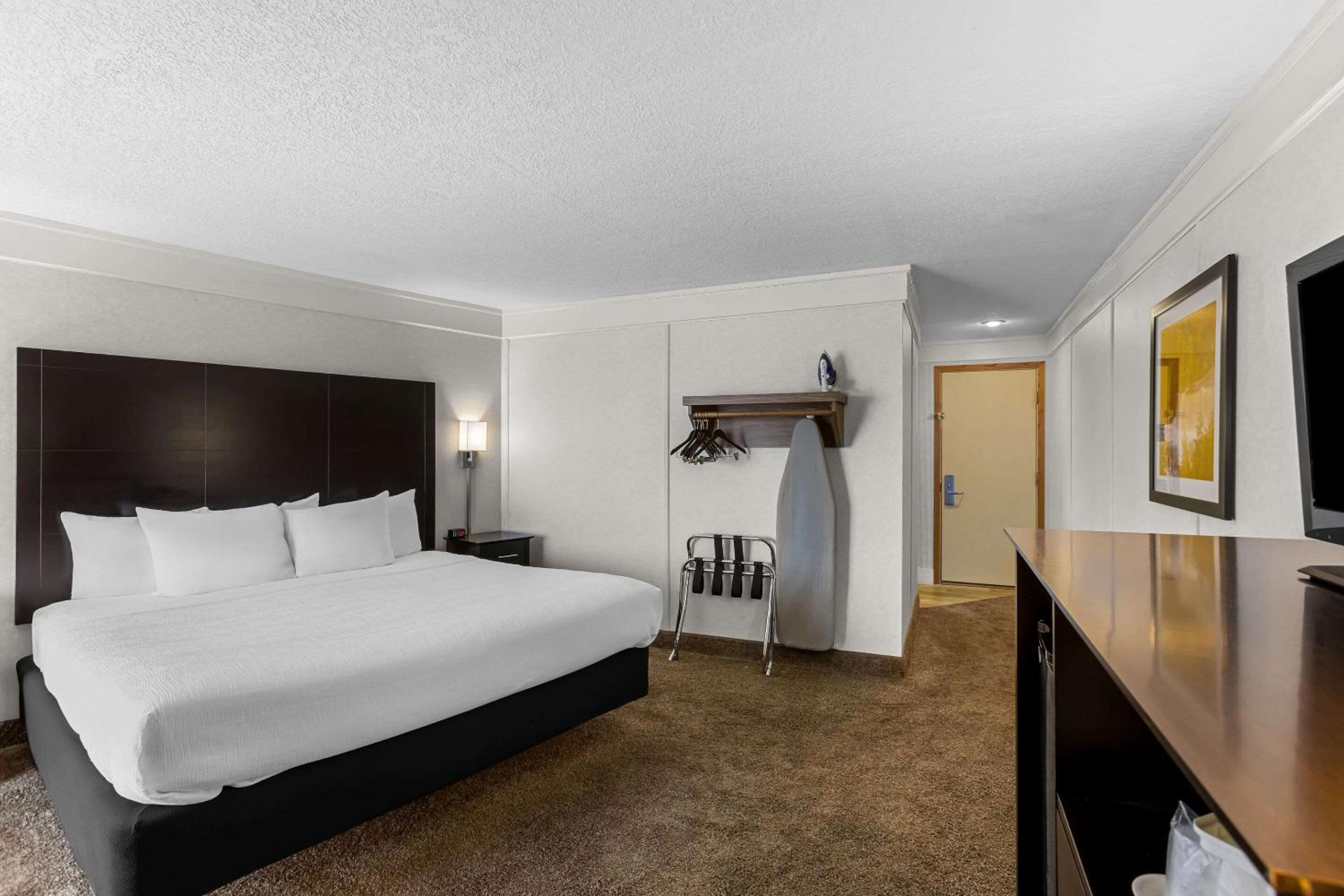 King Room - Non-Smoking photo 2