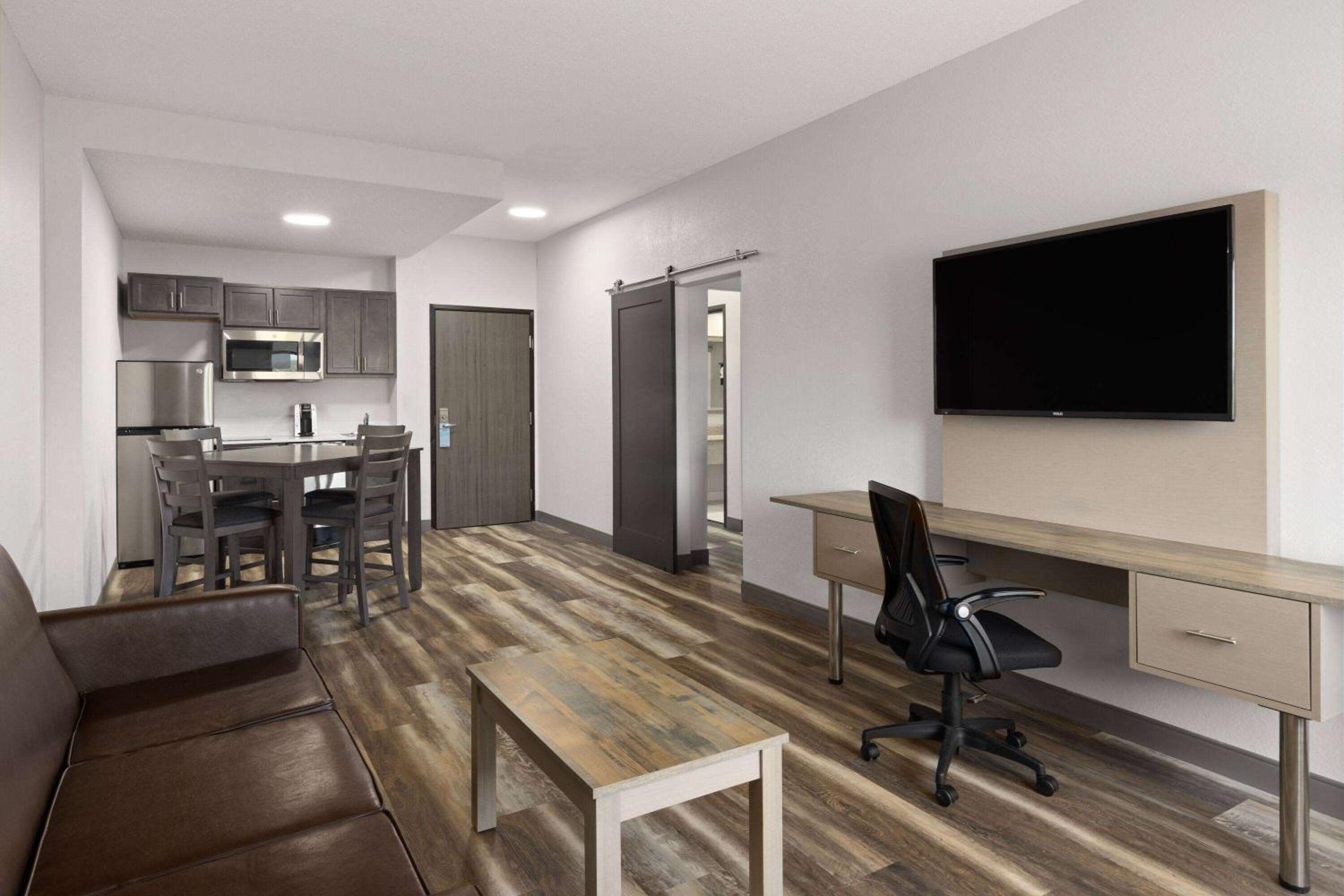 One-Bedroom Queen Efficiency Suite with Two Queen Beds - Non-Smoking - Photo 3