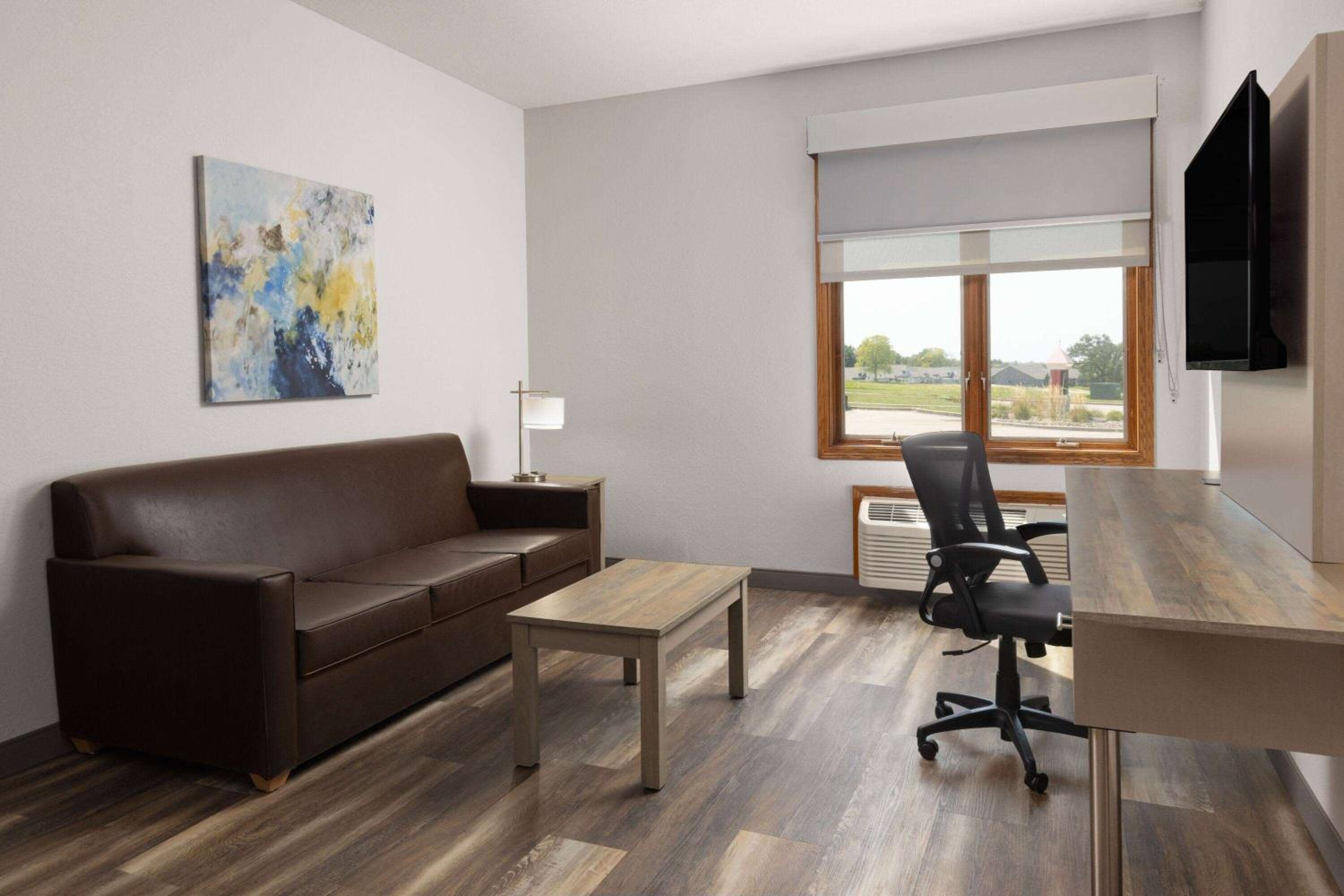 One-Bedroom Deluxe King Efficiency Suite - Non-Smoking - Photo 2