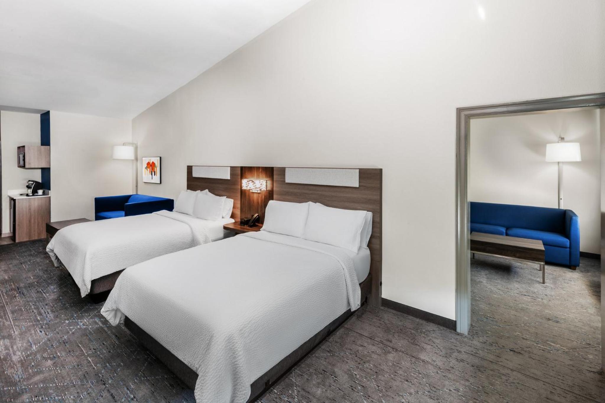 Queen Suite with Two Queen Beds - Office Area - Photo 7