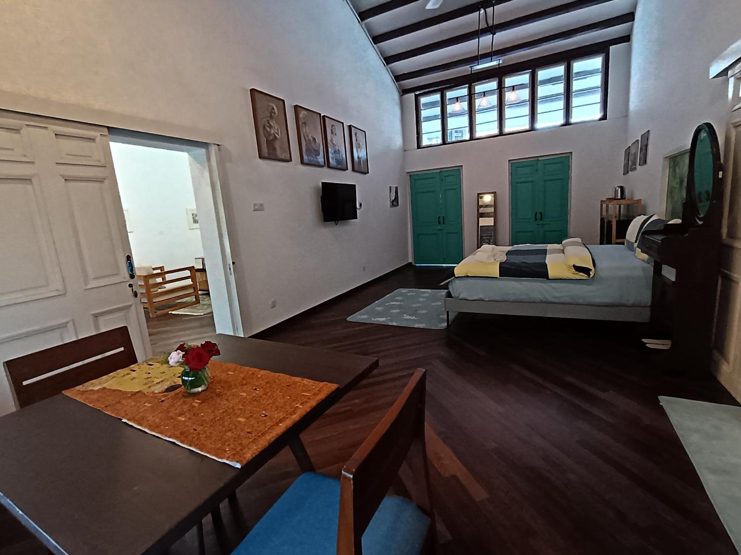 Deluxe King Suite - Photo 11