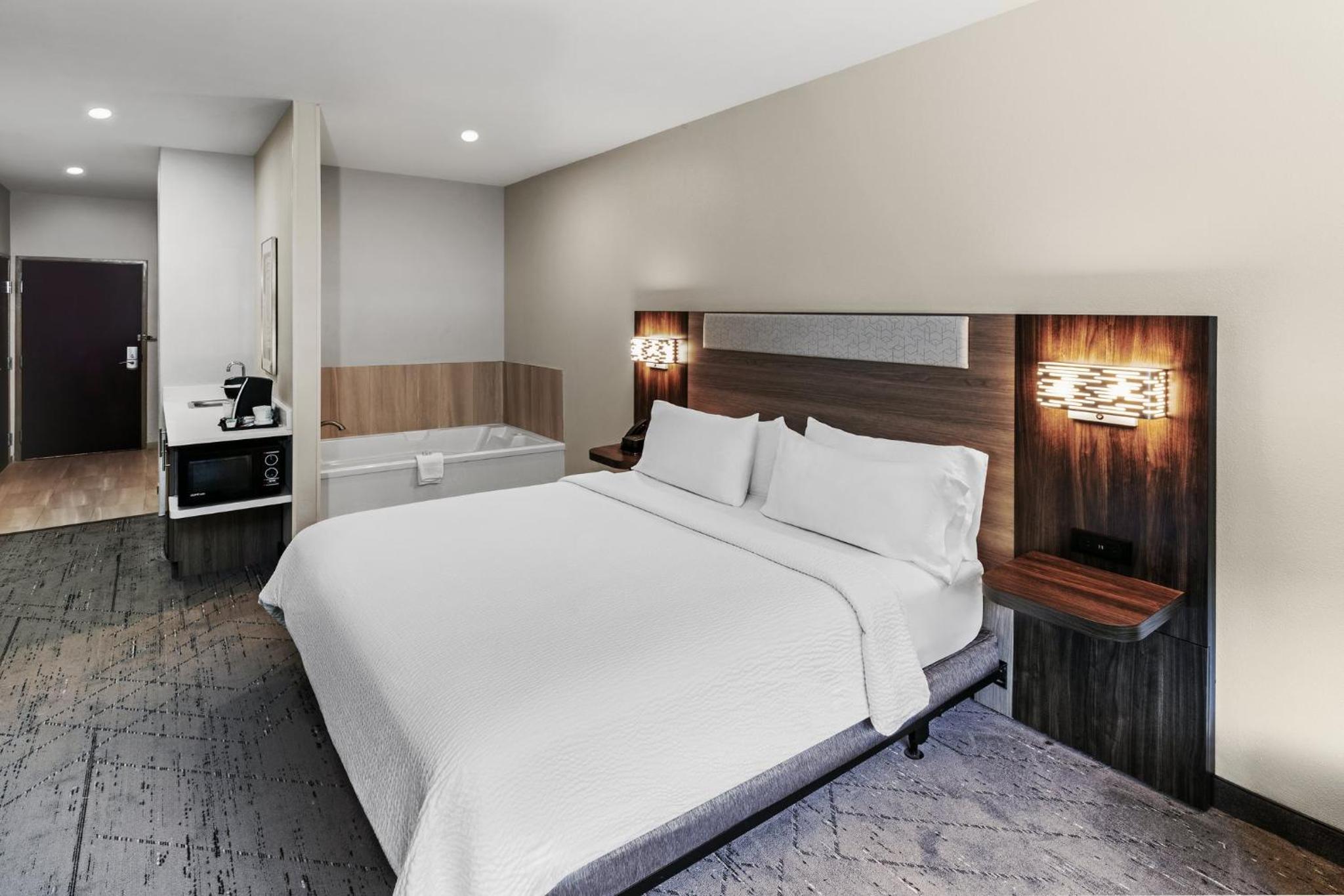 Standard King Room with Mobility Accessible Roll-In Shower - Photo 2