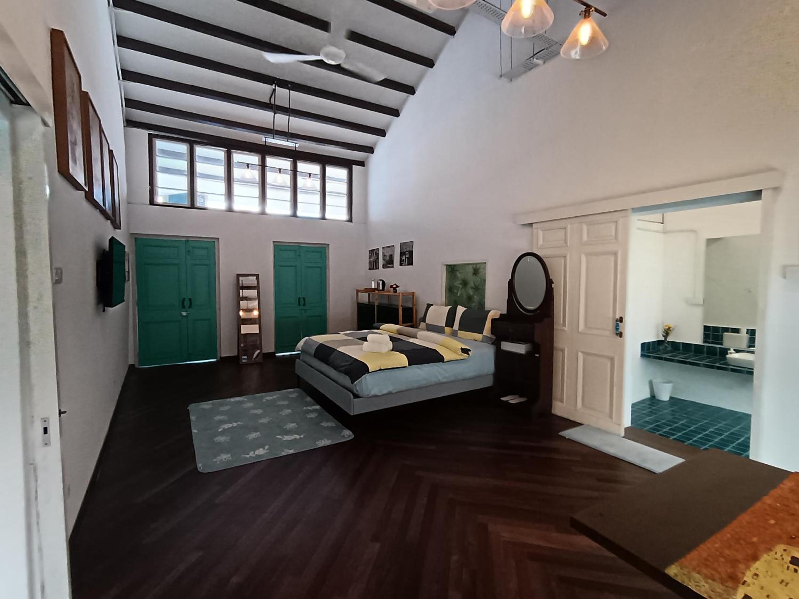Deluxe King Suite - Photo 7