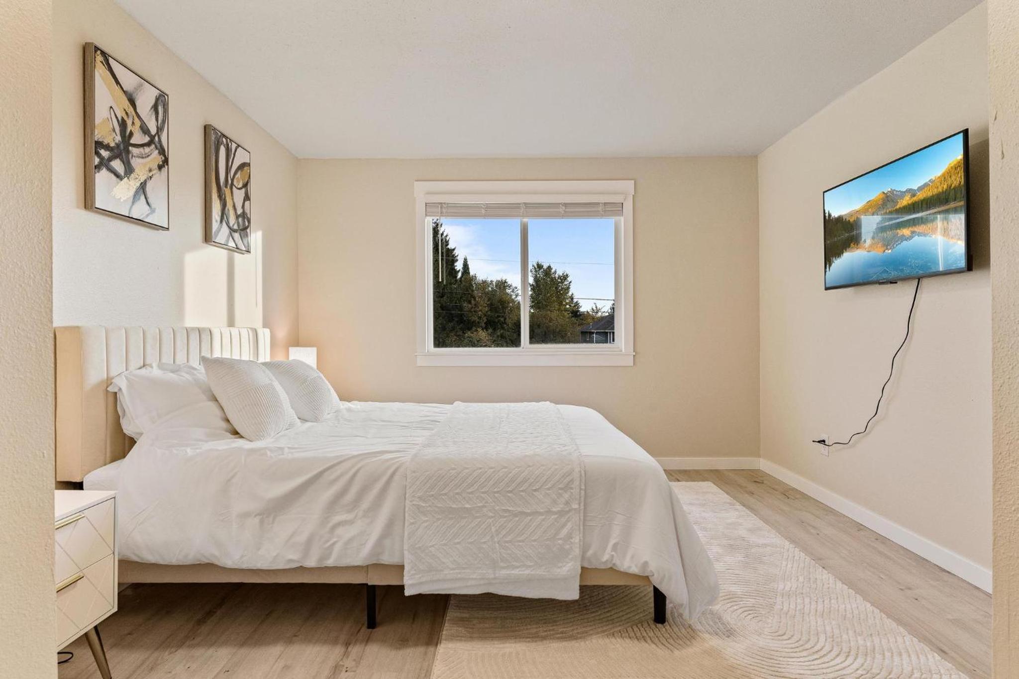 Six-Bedroom House photo 2