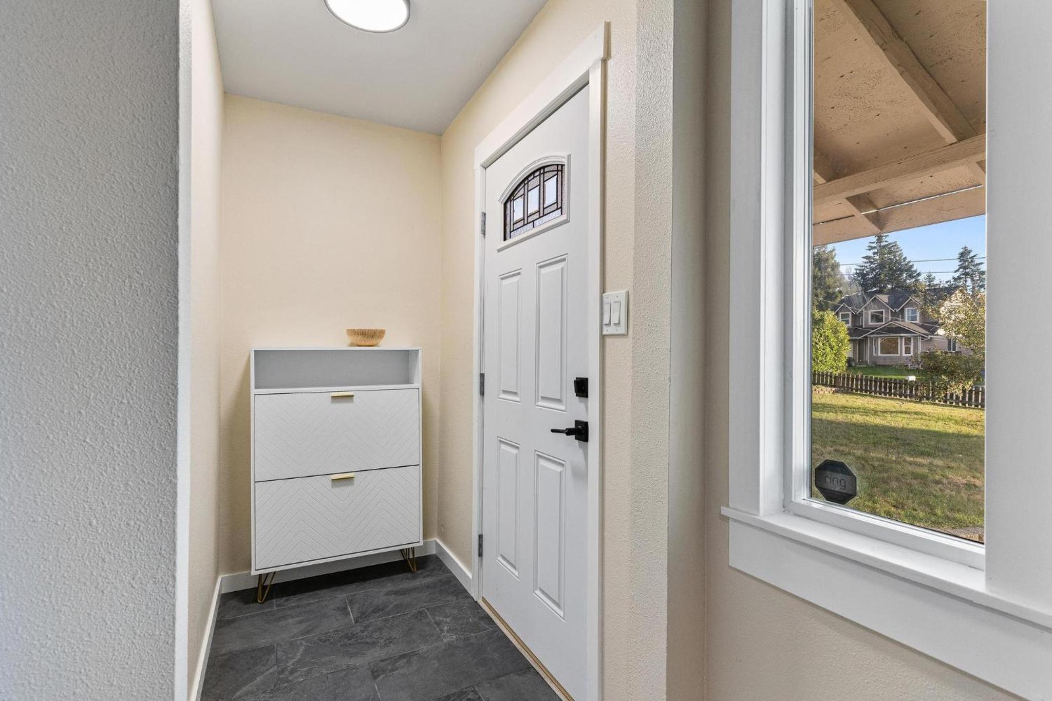 Six-Bedroom House photo 3