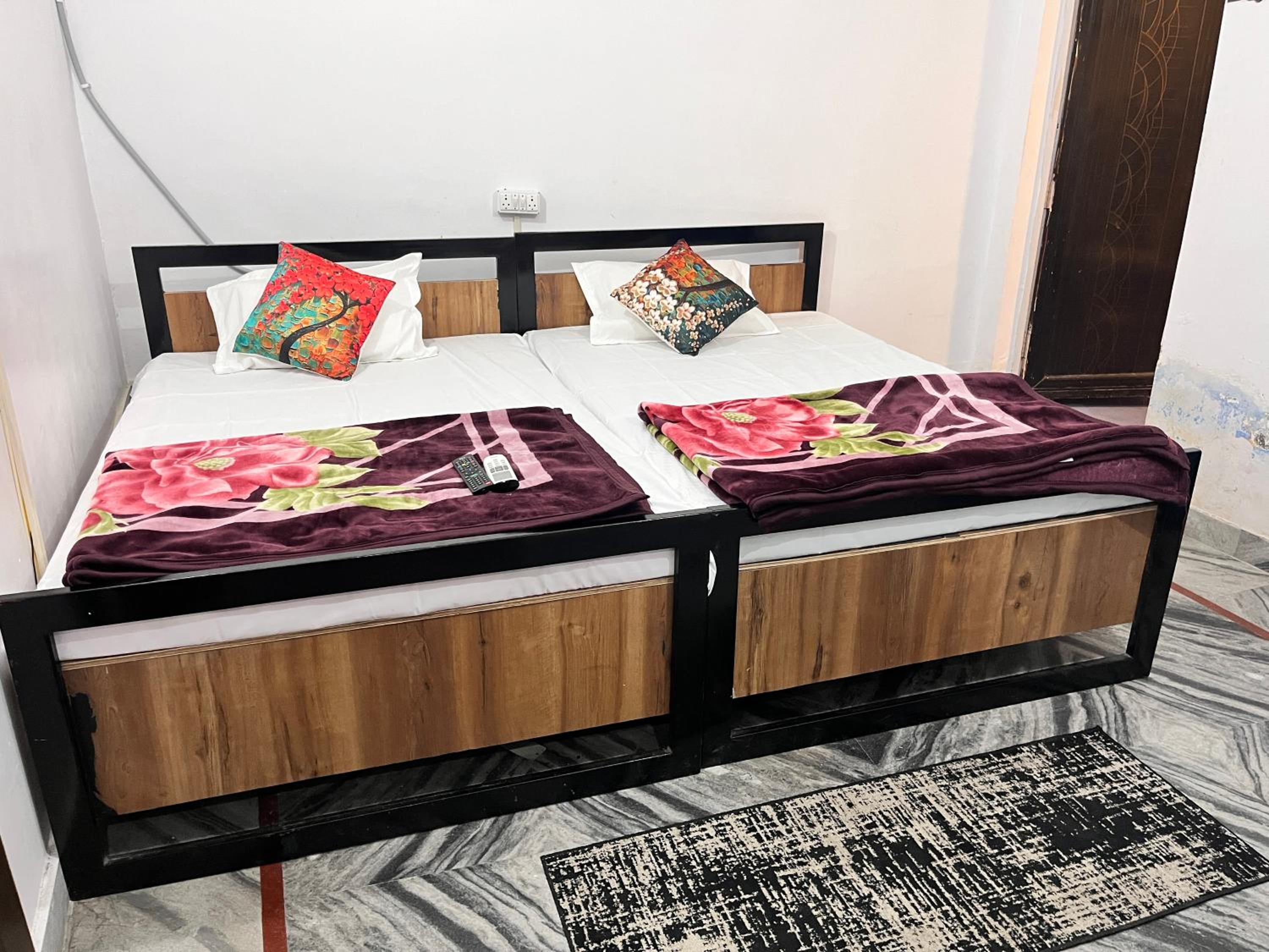 Deluxe Double Room (2 Adults + 1 Child) - Photo 4
