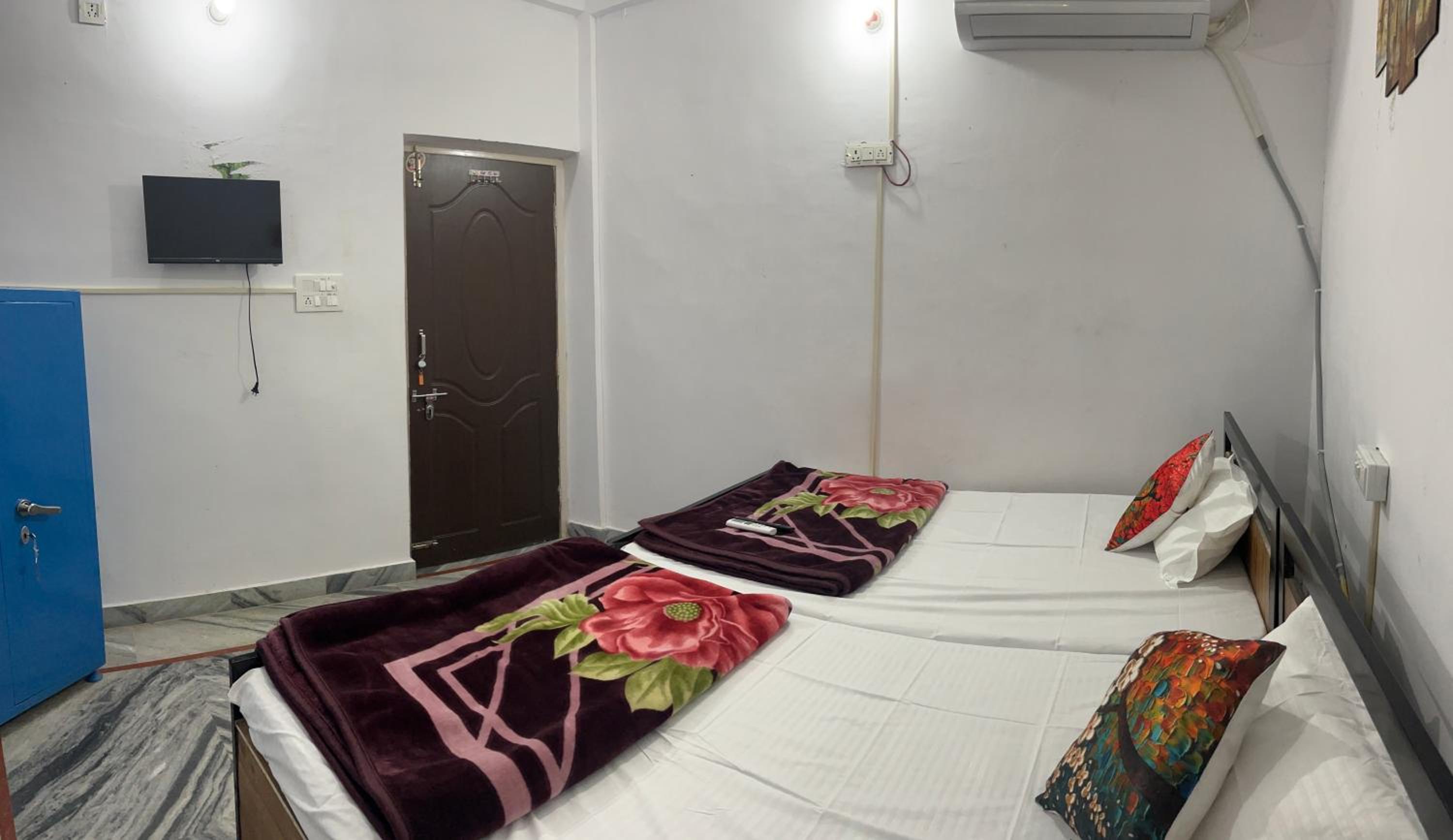 Deluxe Double Room (2 Adults + 1 Child) - Photo 5