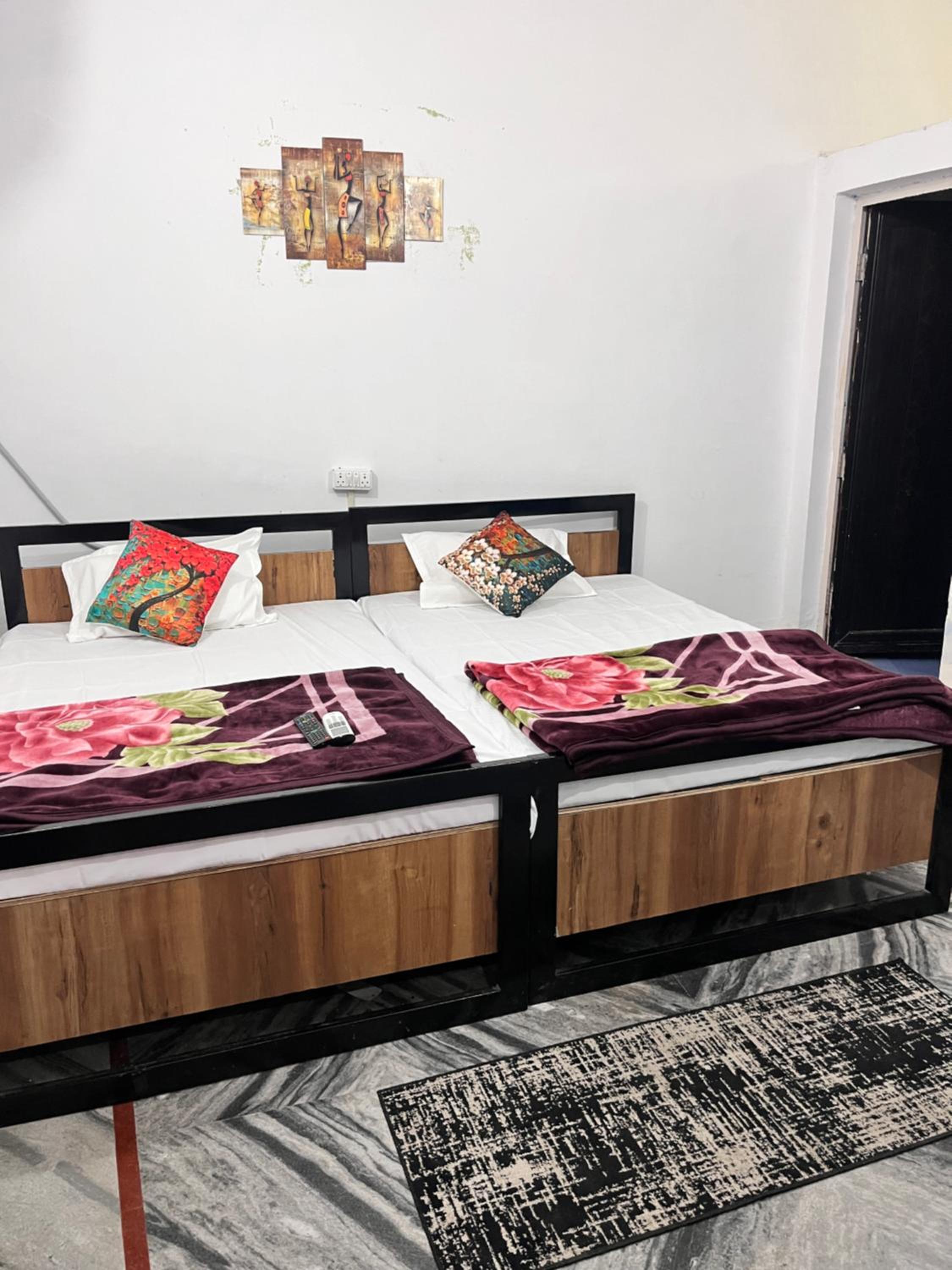 Deluxe Double Room (2 Adults + 1 Child) - Photo 1