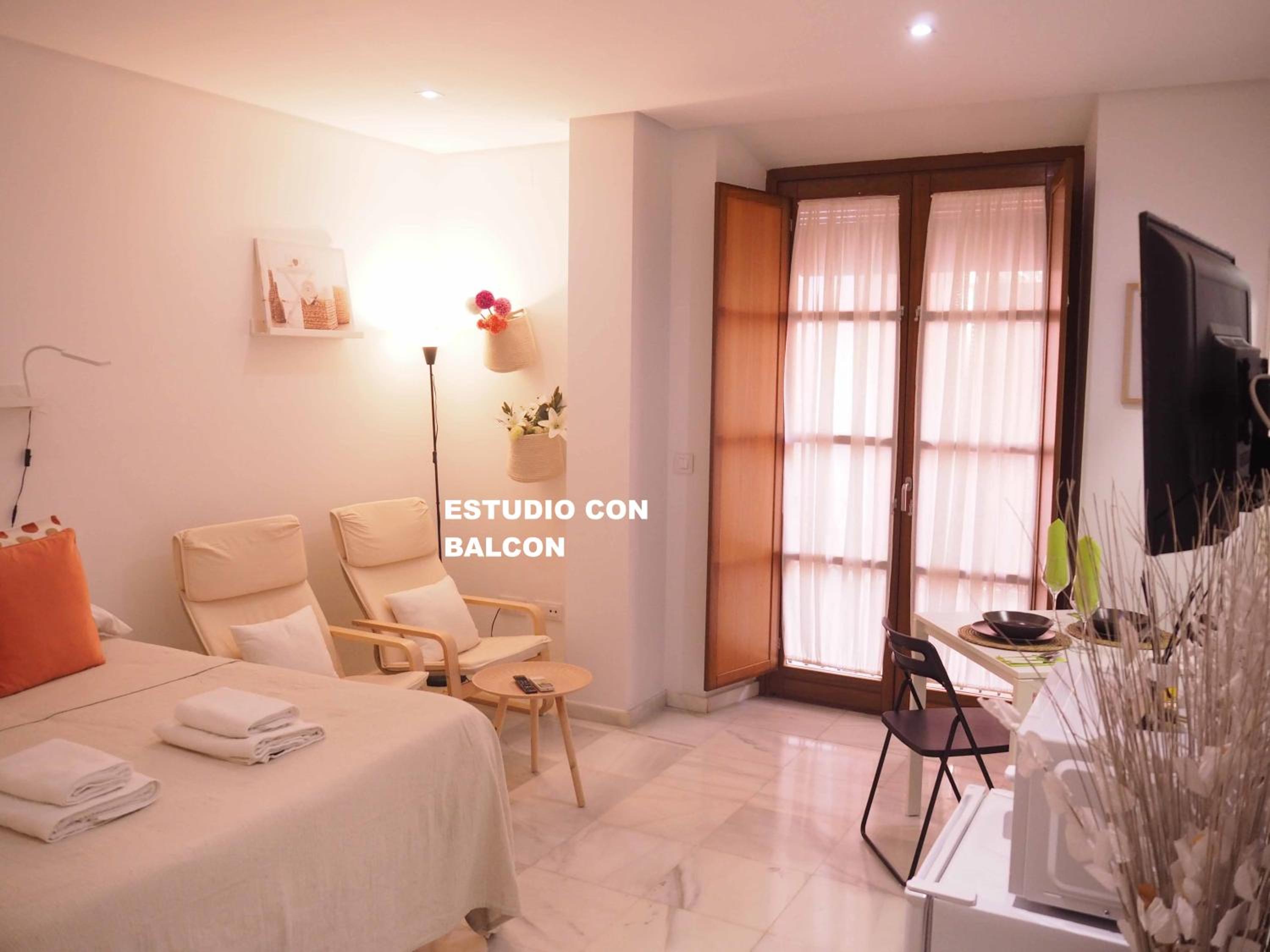 Studio with Balcony - Photo 28